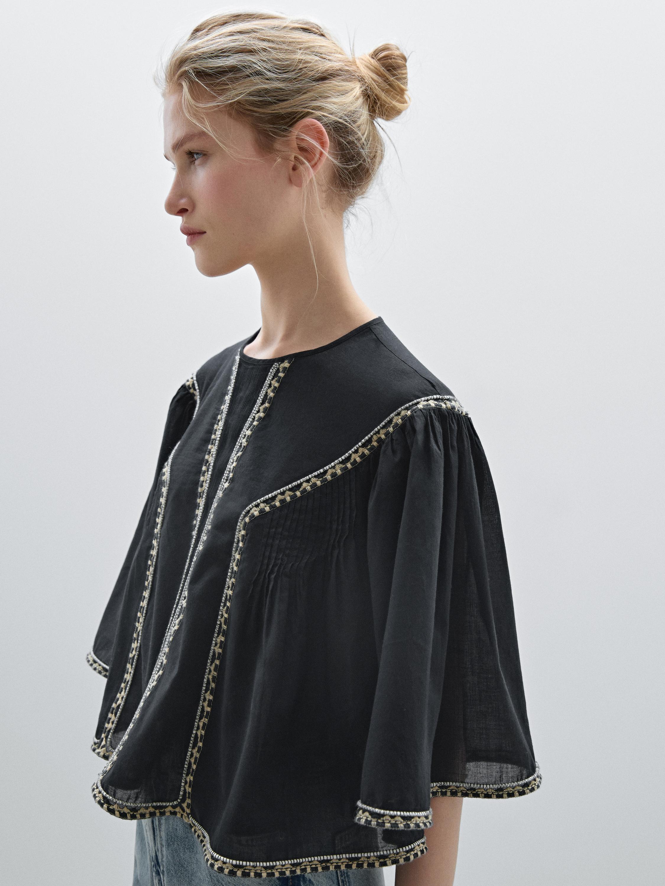 بلوزة فضفاضة بتفاصيل مطرزة