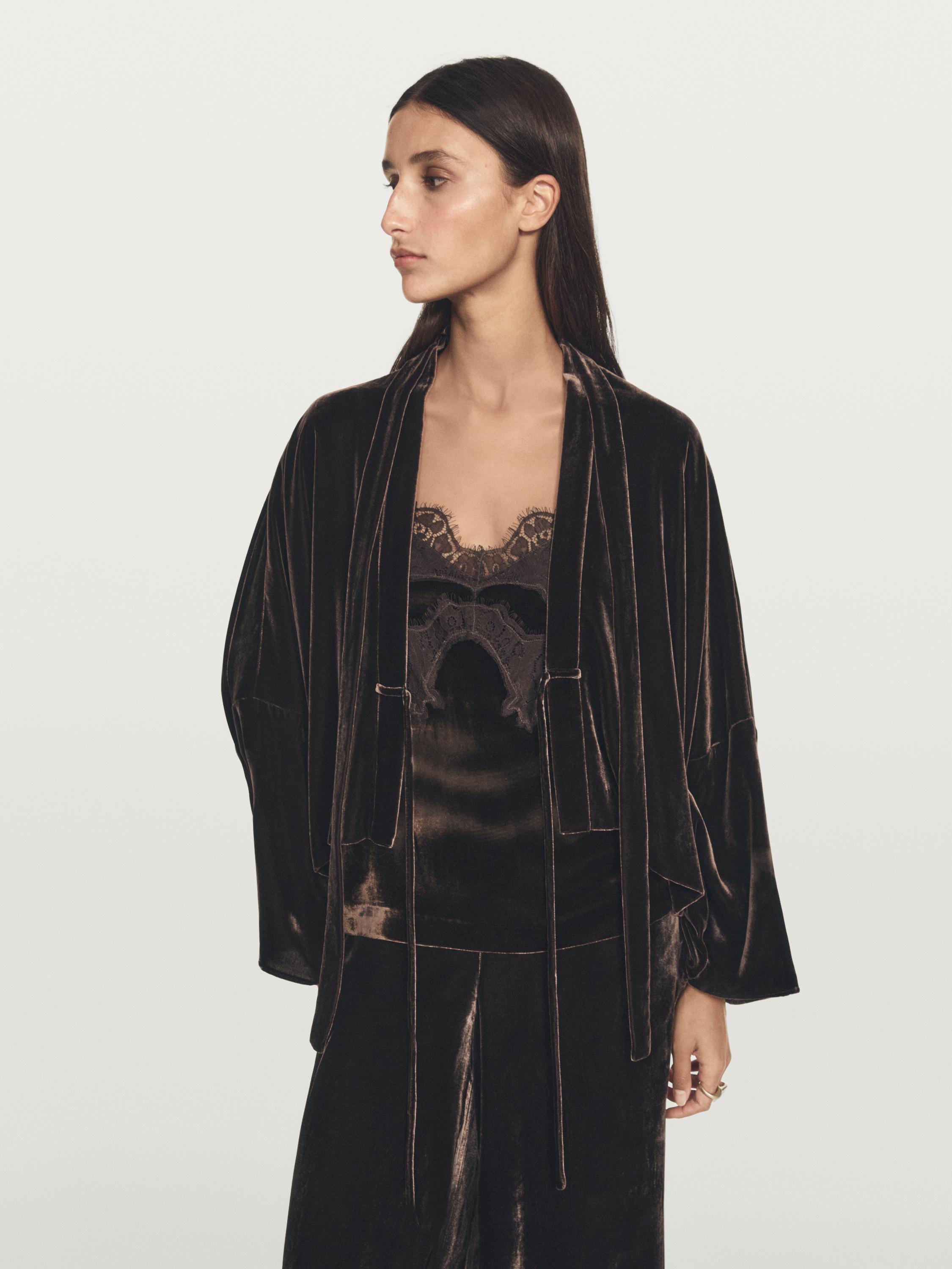 Fular detaylı kadife kimono