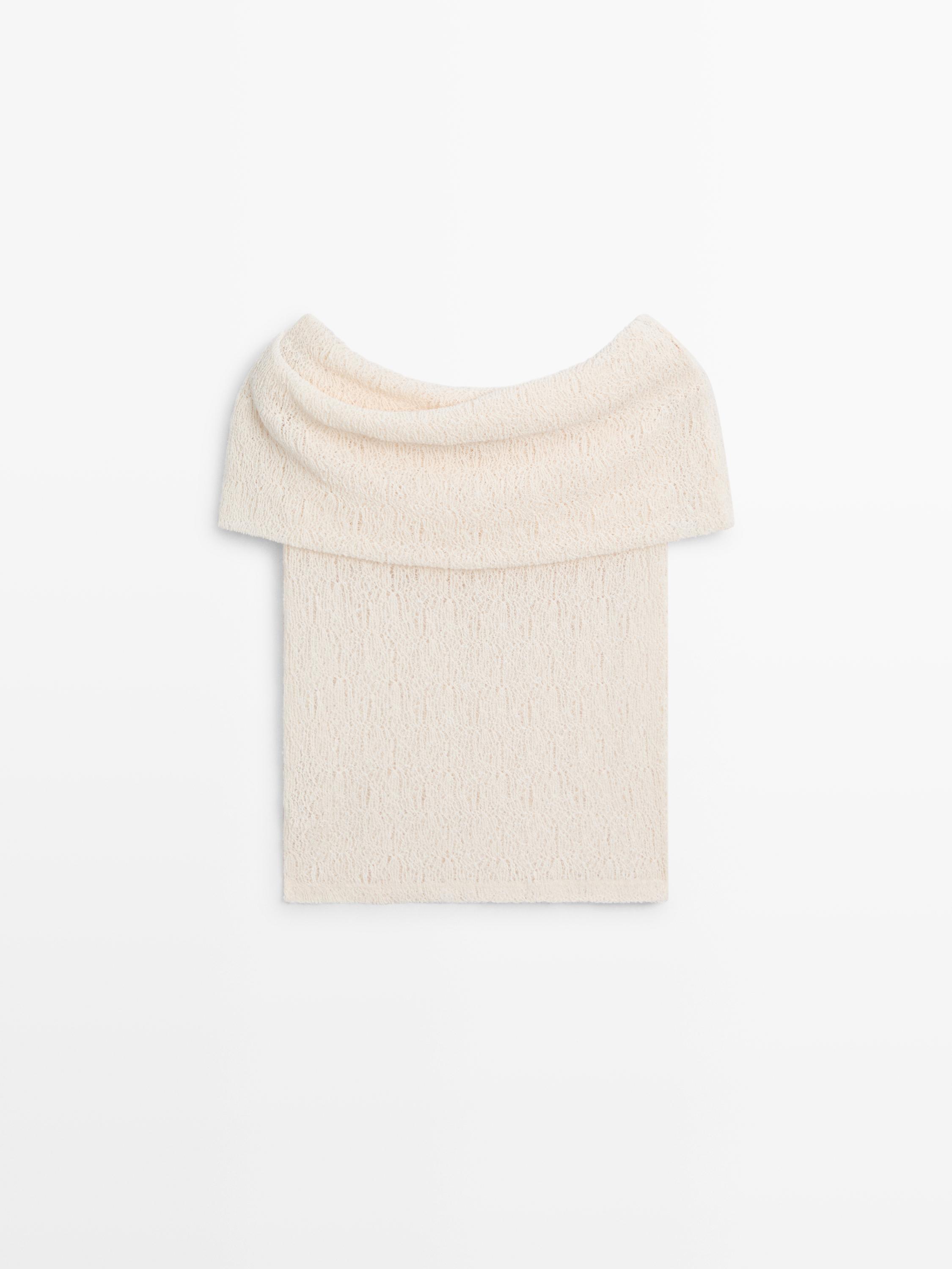 Vorderansicht eines kurzärmeligen, roh geschnittenen T-Shirts mit weitem Halsausschnitt und sichtbarer Textur.