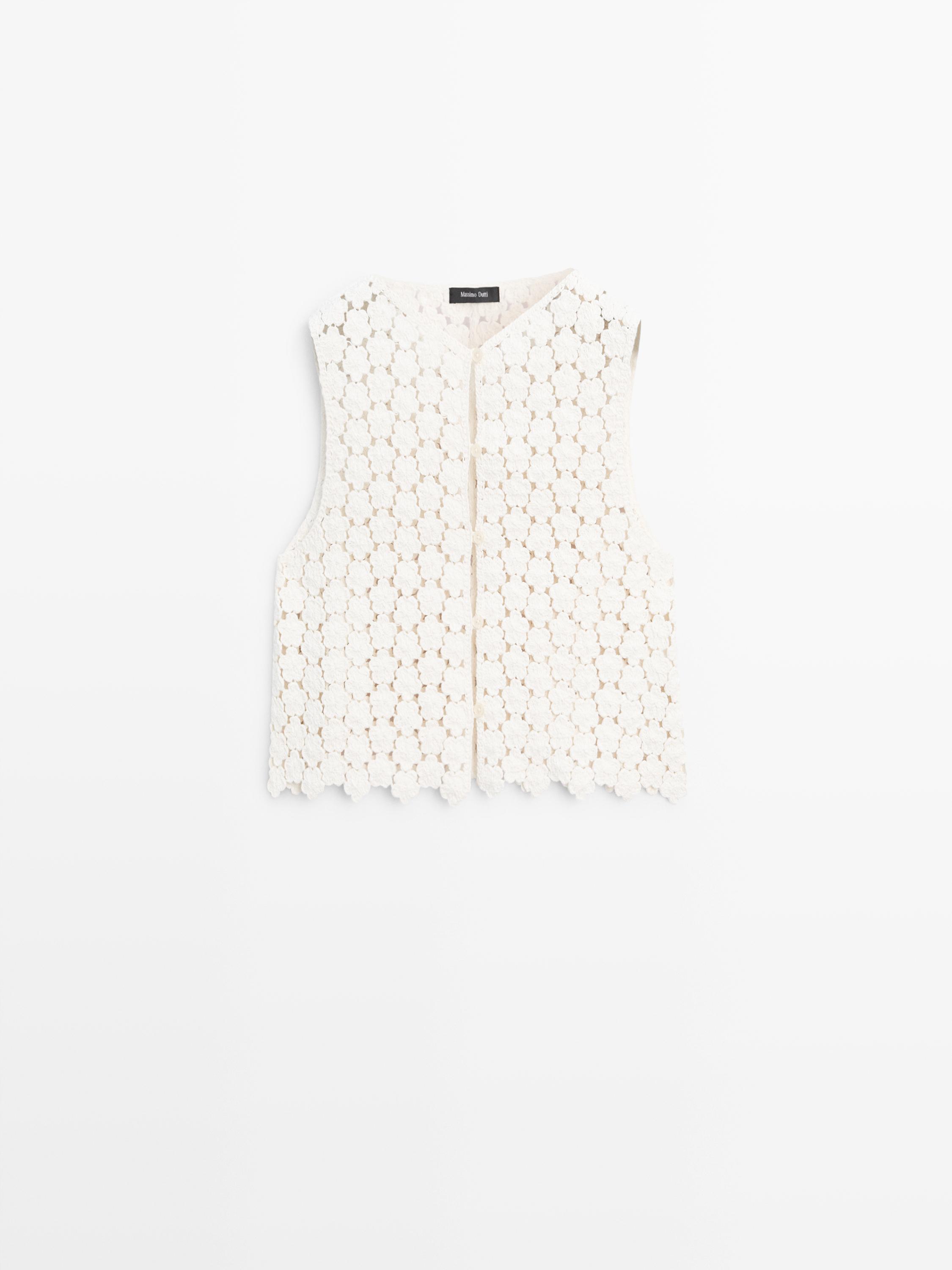 Μπροστινή όψη ακατέργαστου γιλέκου με σχέδιο κροσέ και λεπτομέρεια λουλουδιών, αμάνικο και με κλείσιμο μπροστά.