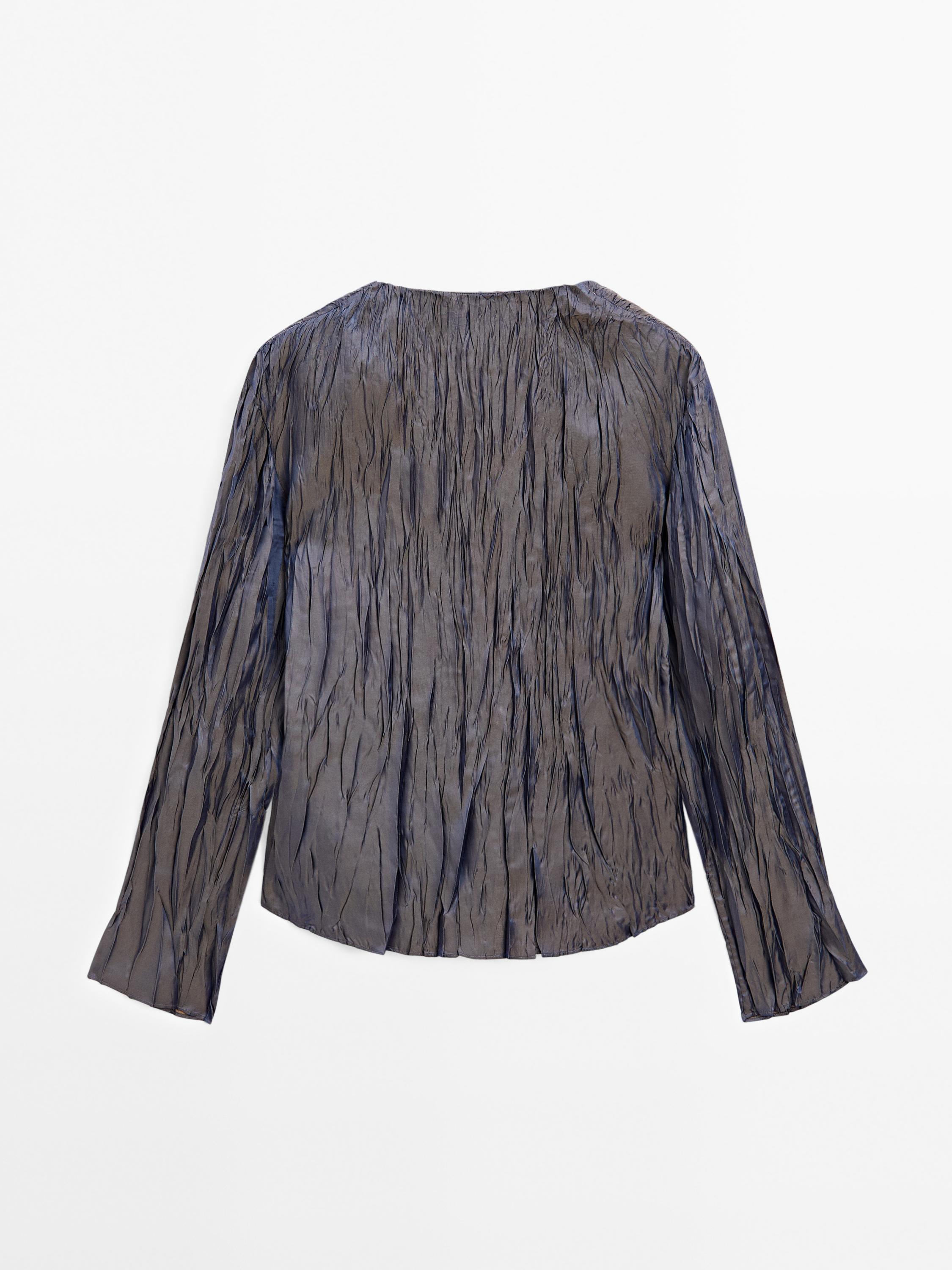 Flowing shiny shirt