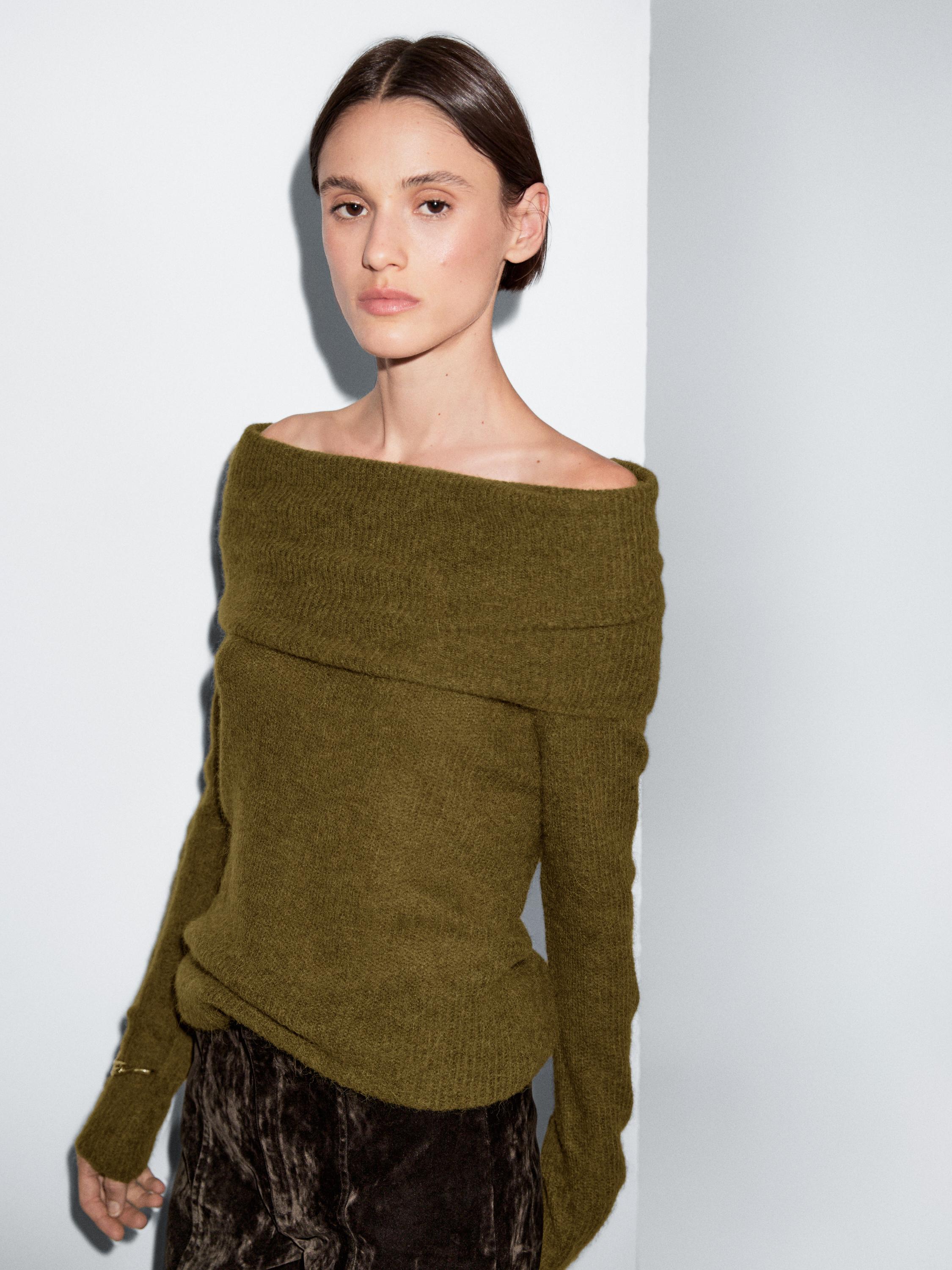 Omzu açık triko kazak