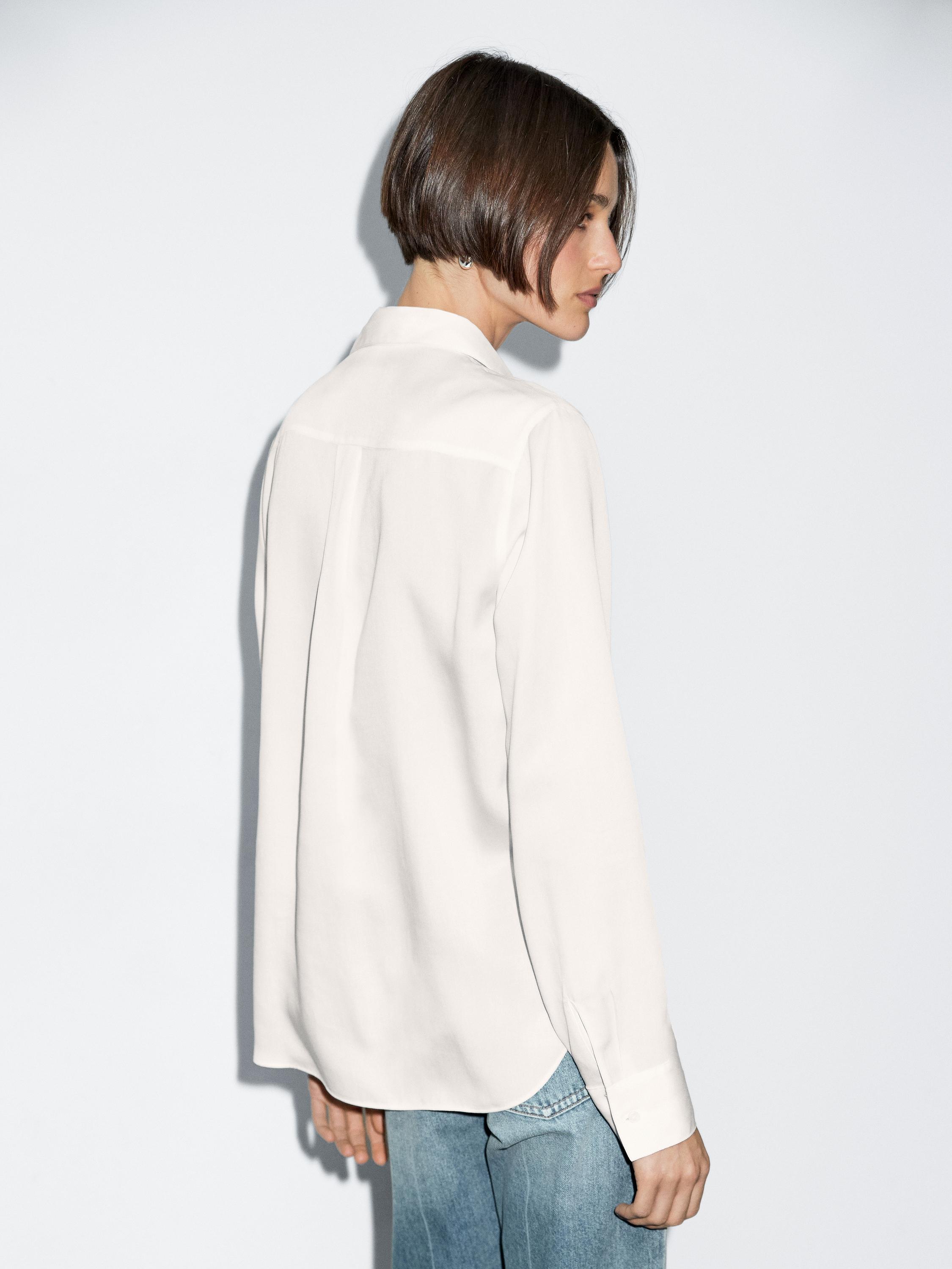 Flowing shirt with shirt collar