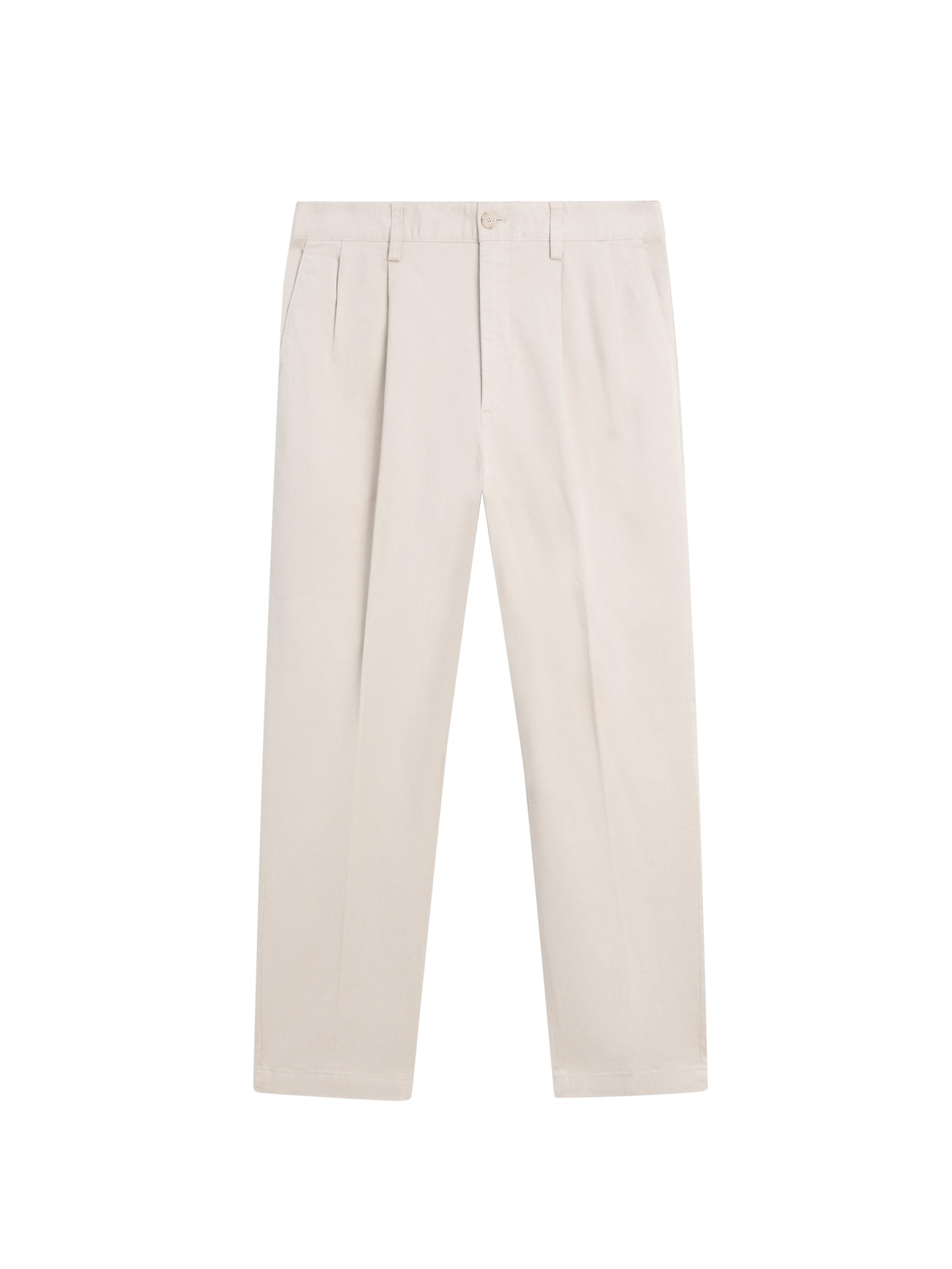 Vista frontal de calças bege com pregas, fecho de botão e fecho éclair, bolsos laterais e corte reto.