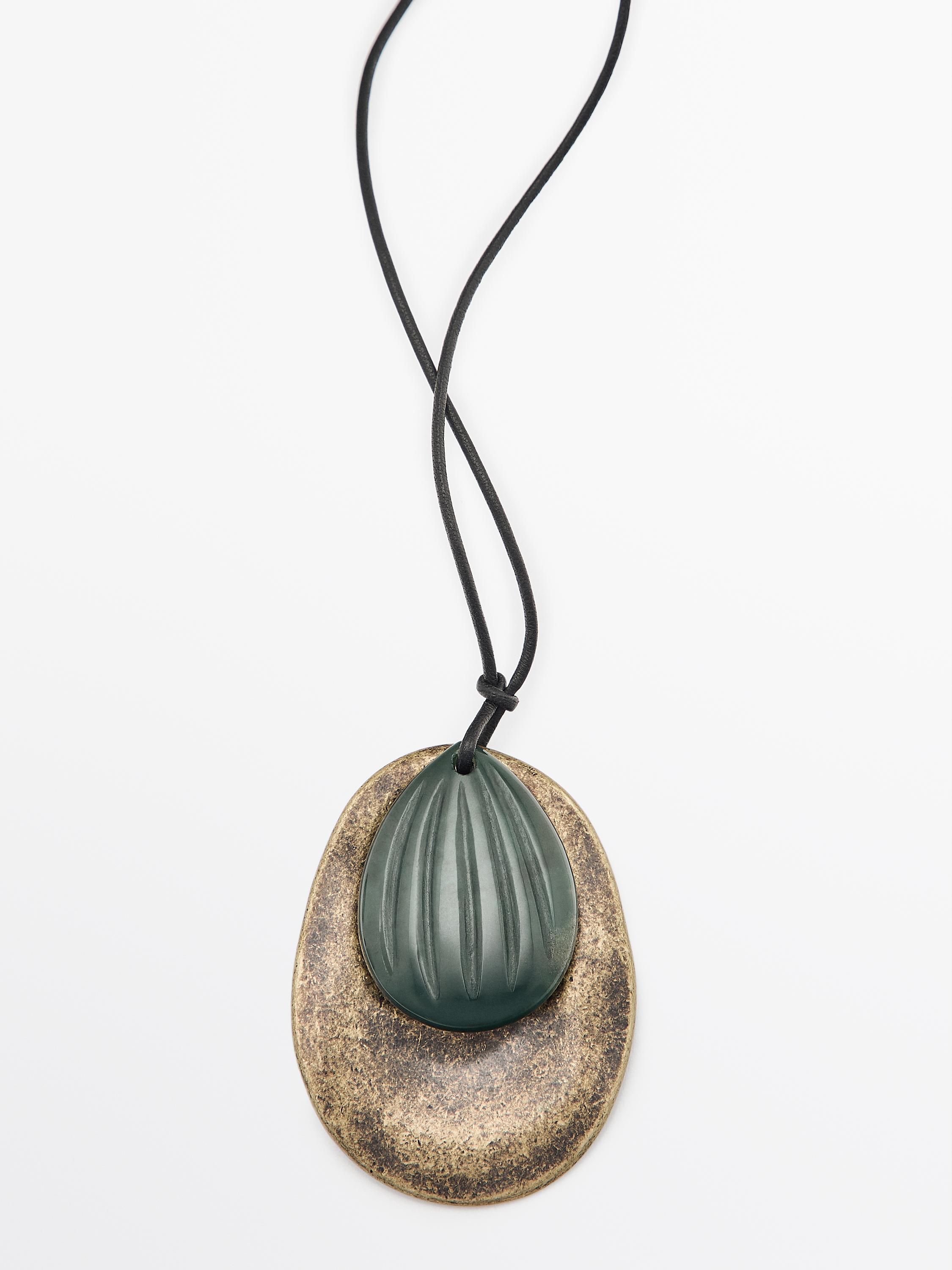 Collar colgante almendra