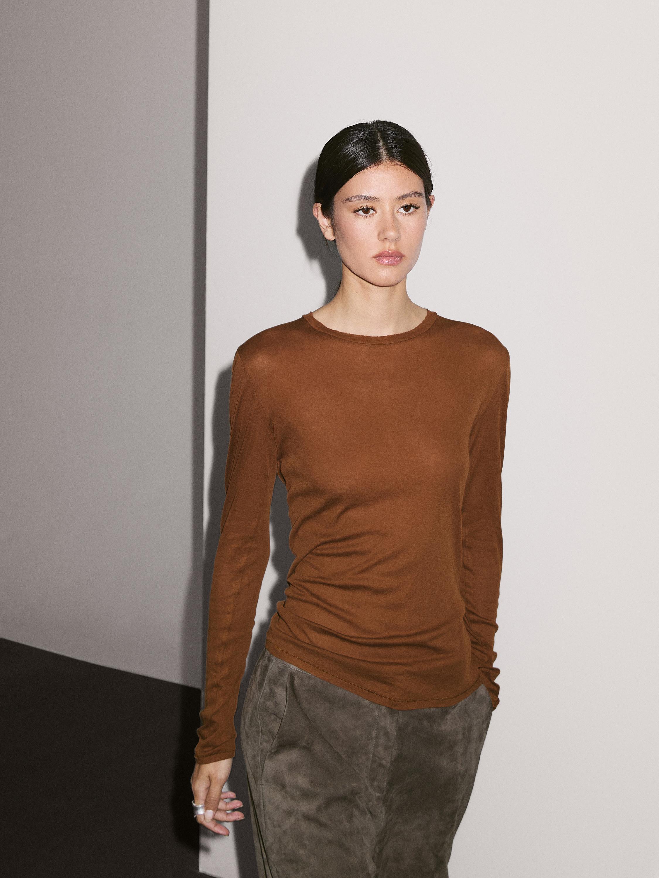 Lightweight t-shirt with collar detail