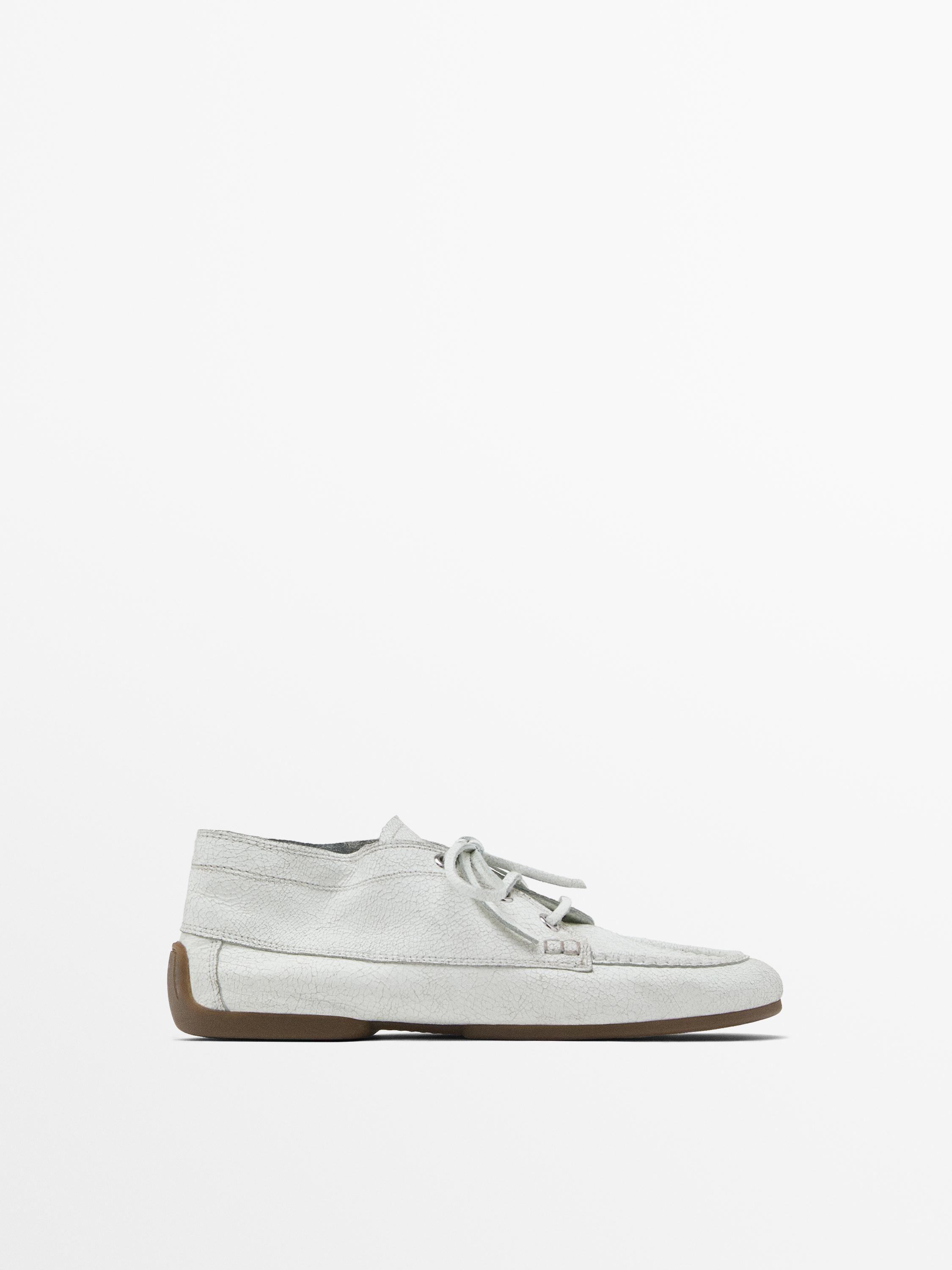 Chaussures bateau montantes en cuir craquelé