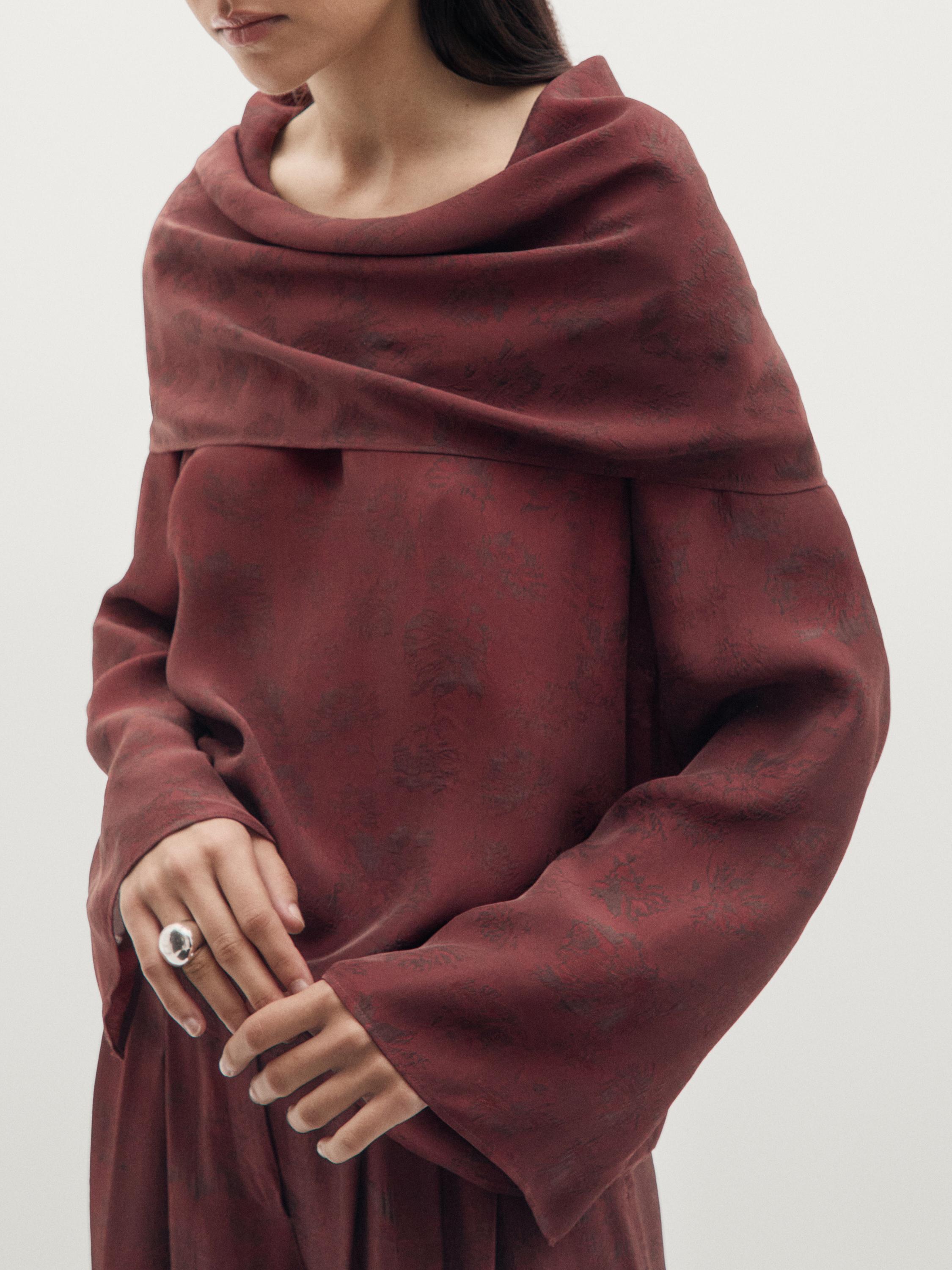 بلوزة مطبوعة بياقة منفوشة