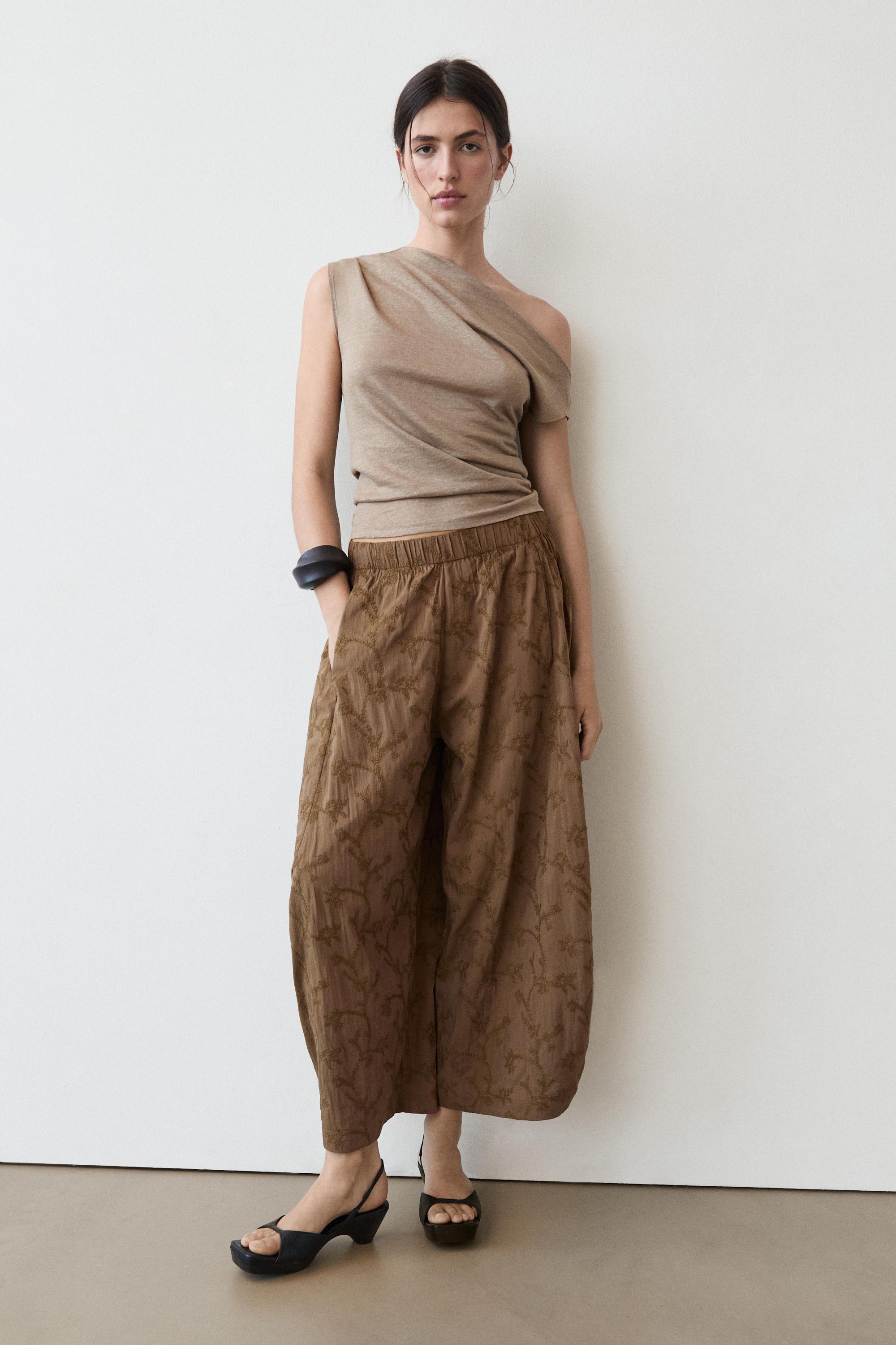 Trousers with embroidered detail and elastic waistband — KHAKI