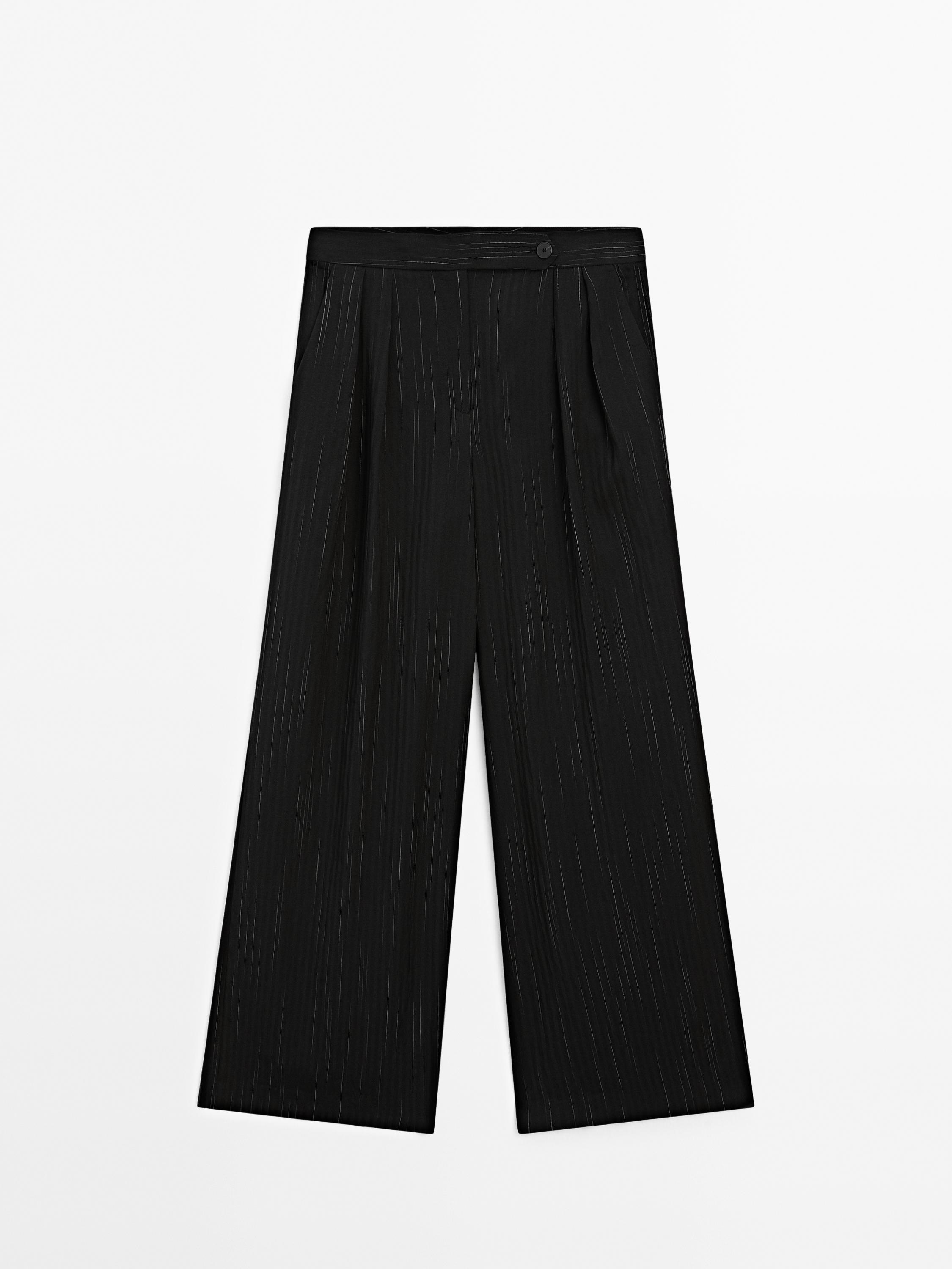 Pantalón pinzas detalle estampado rayas