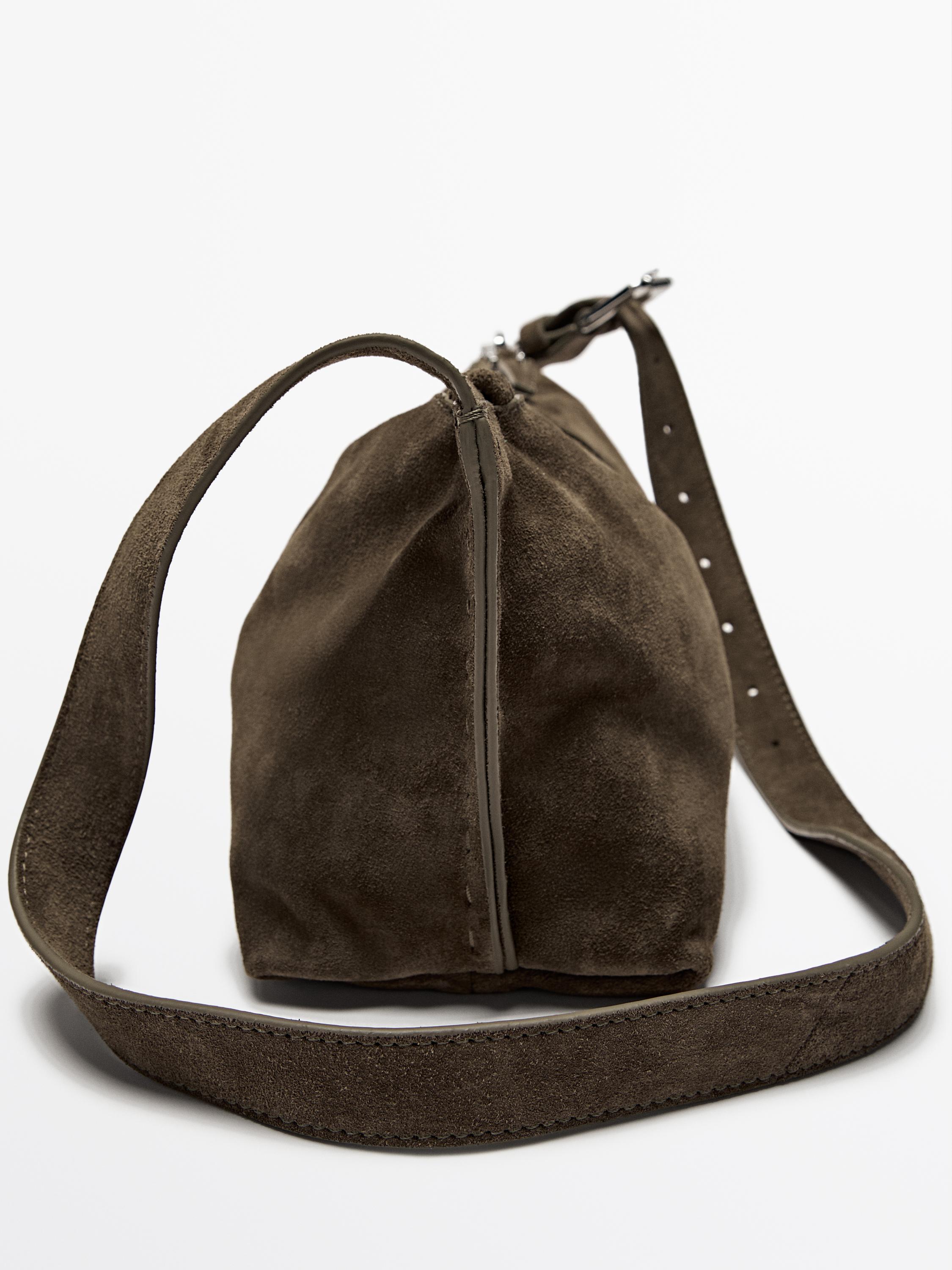 Mała torebka listonoszka z zamszowej skóry