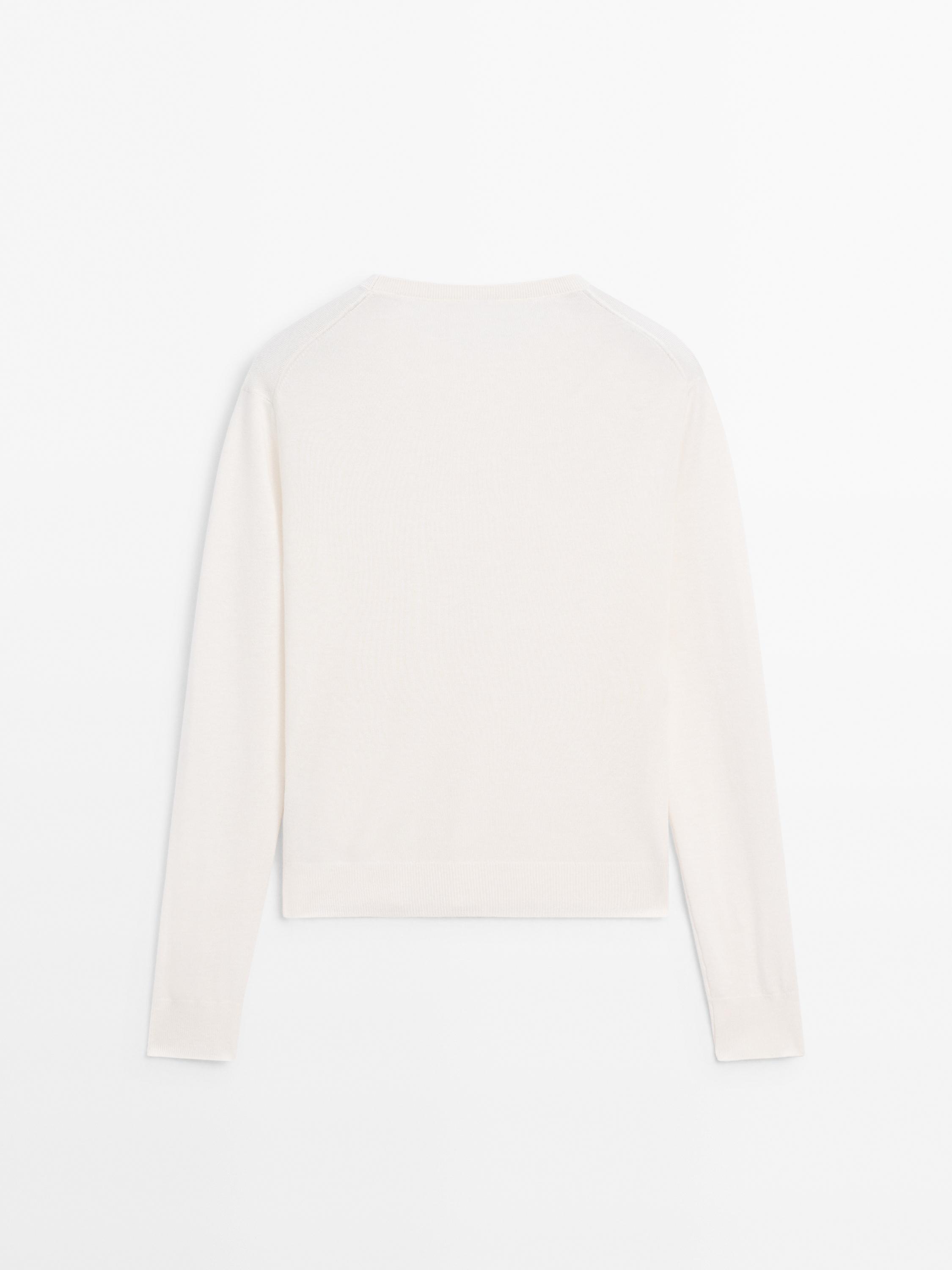 Wool blend knit sweater with crew neck