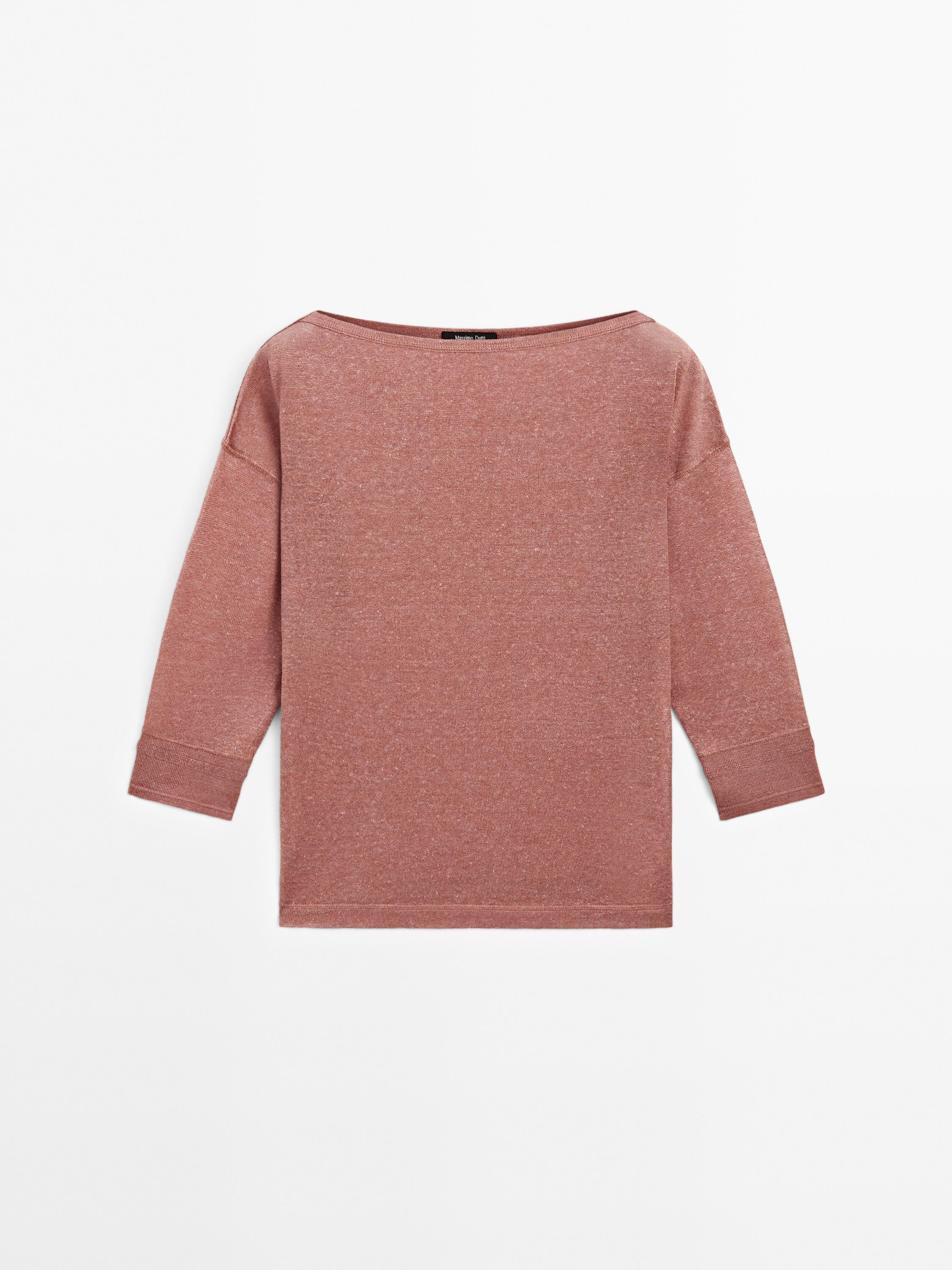 منظر خلفي لتي شيرت أحمر خمري بأكمام طويلة وياقة قارب وأصفاد عريضة.