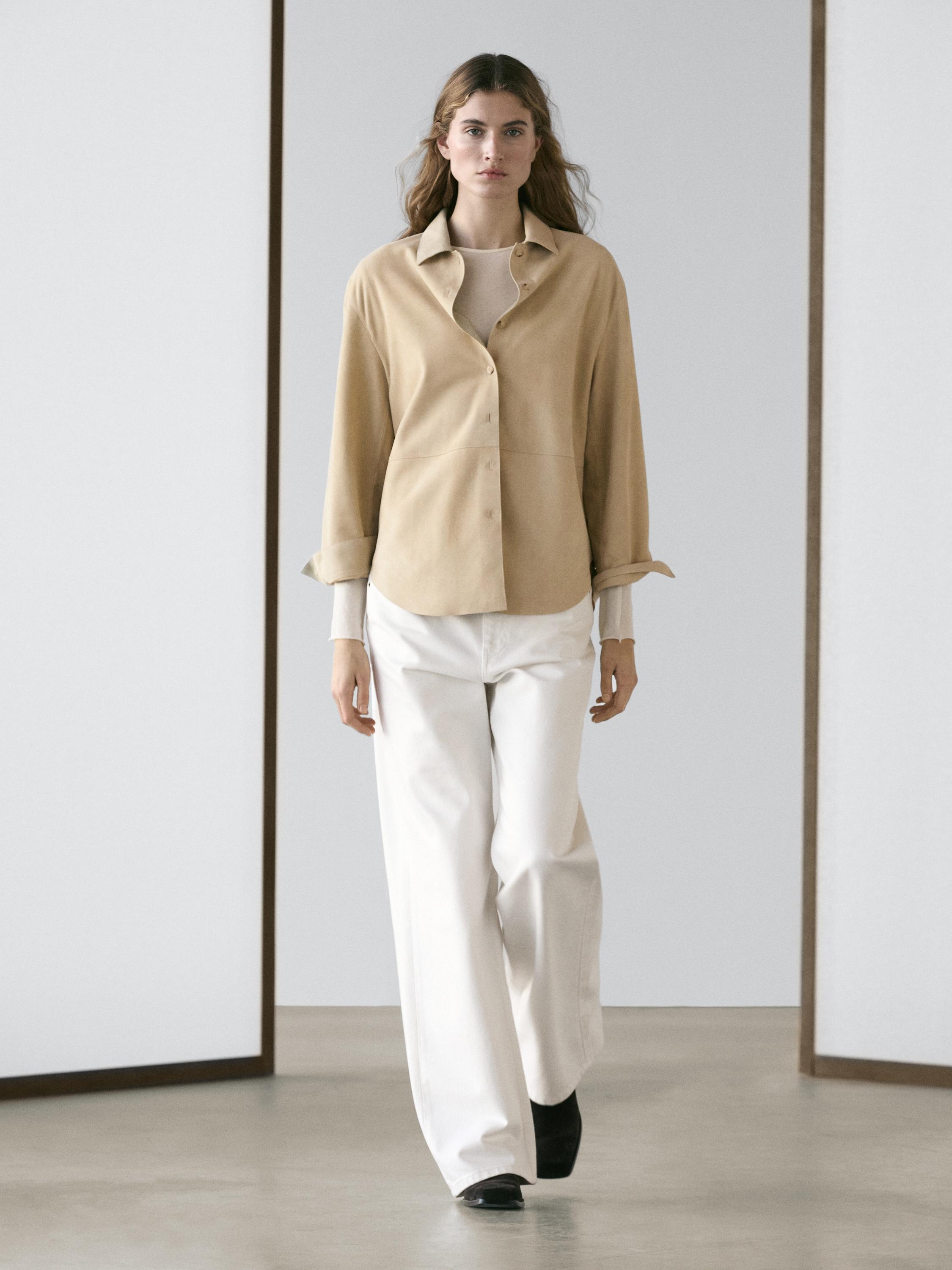 Ensemble chemise beige boutonnée et jean blanc cassé coupe droite.