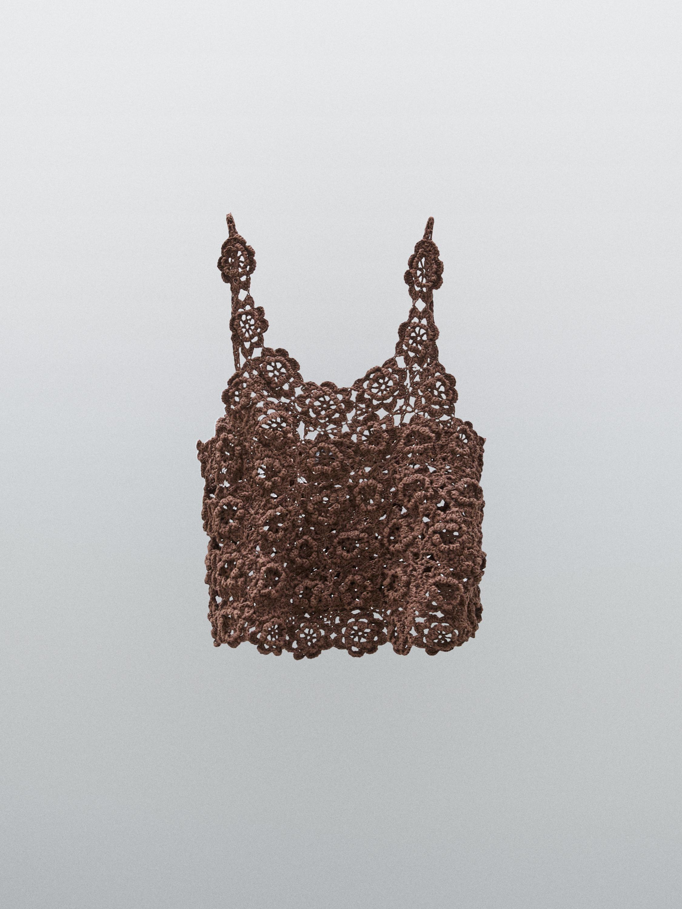 Top com pormenor de crochet de flores - Studio