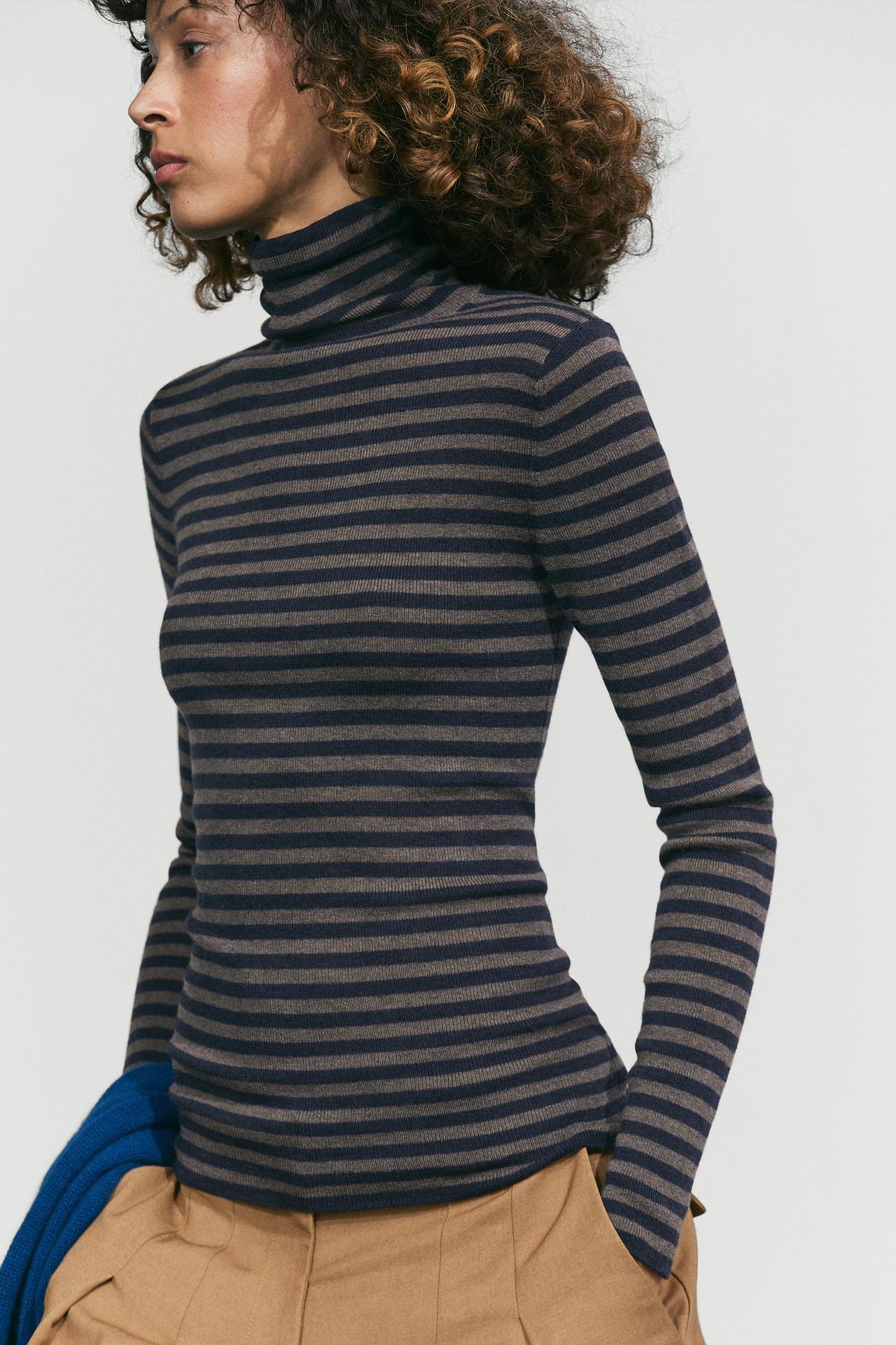 Striped turtleneck knit sweater — NAVY BLUE