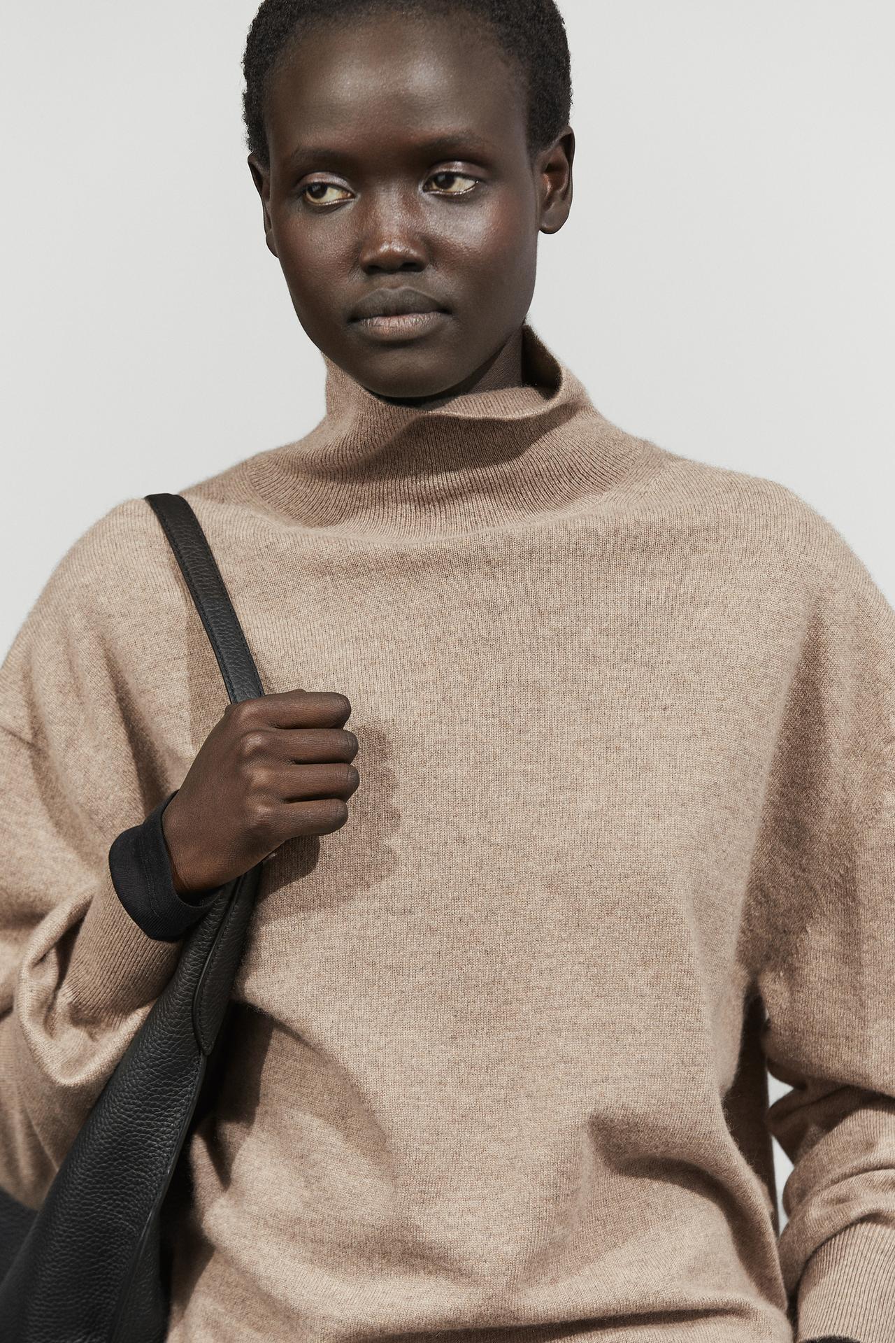 100% cashmere high neck knit sweater — BEIGE
