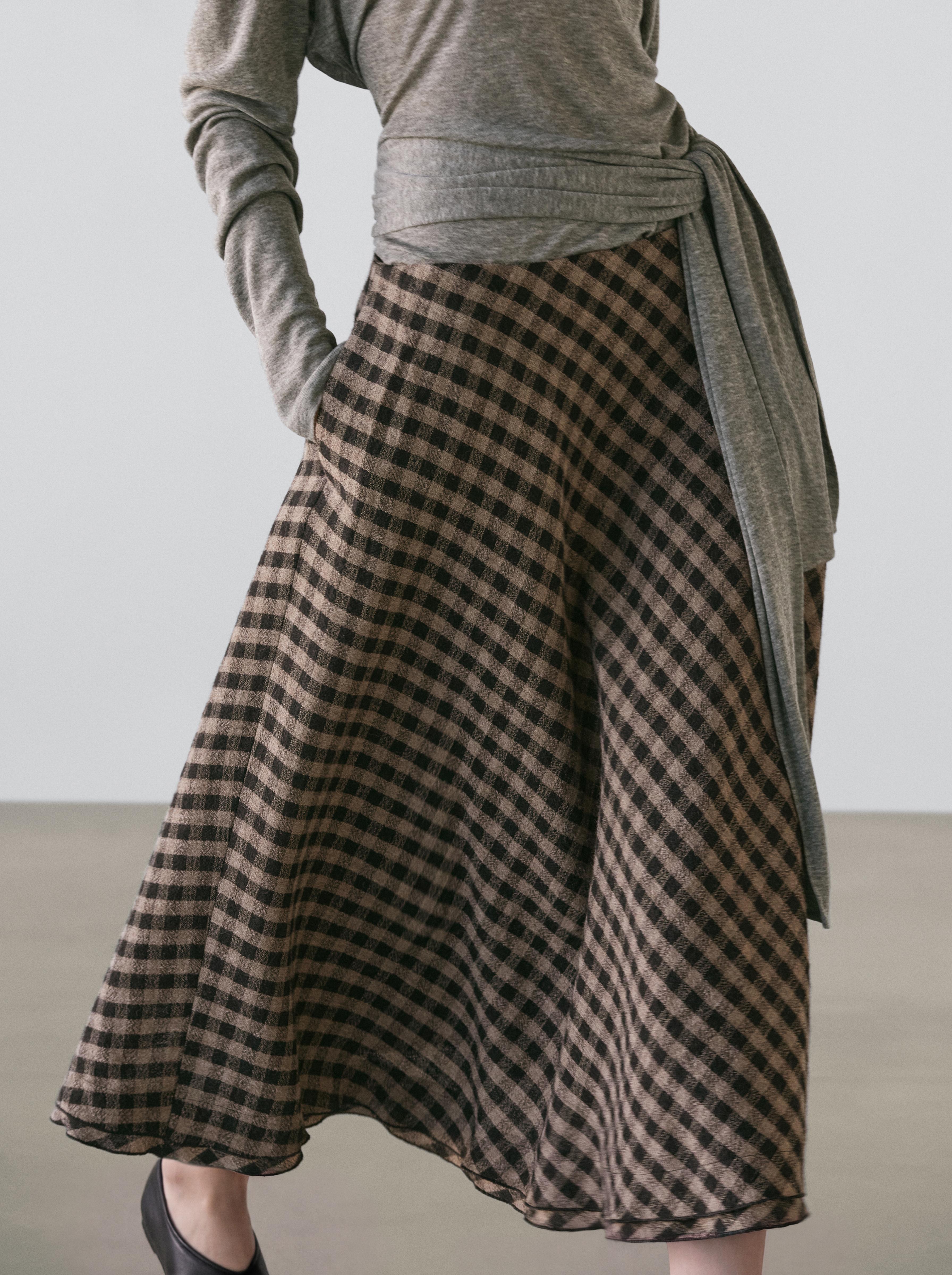 Rok model berkibar dengan detail kotak-kotak