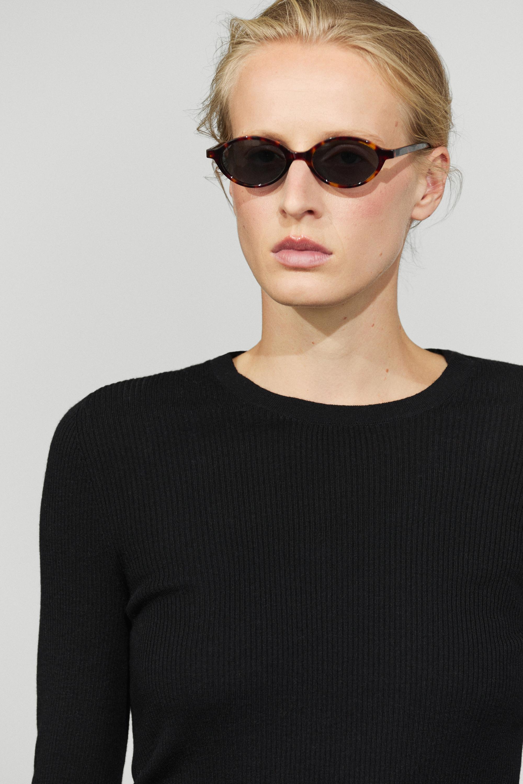 Ribbed knit round neck sweater — BLACK