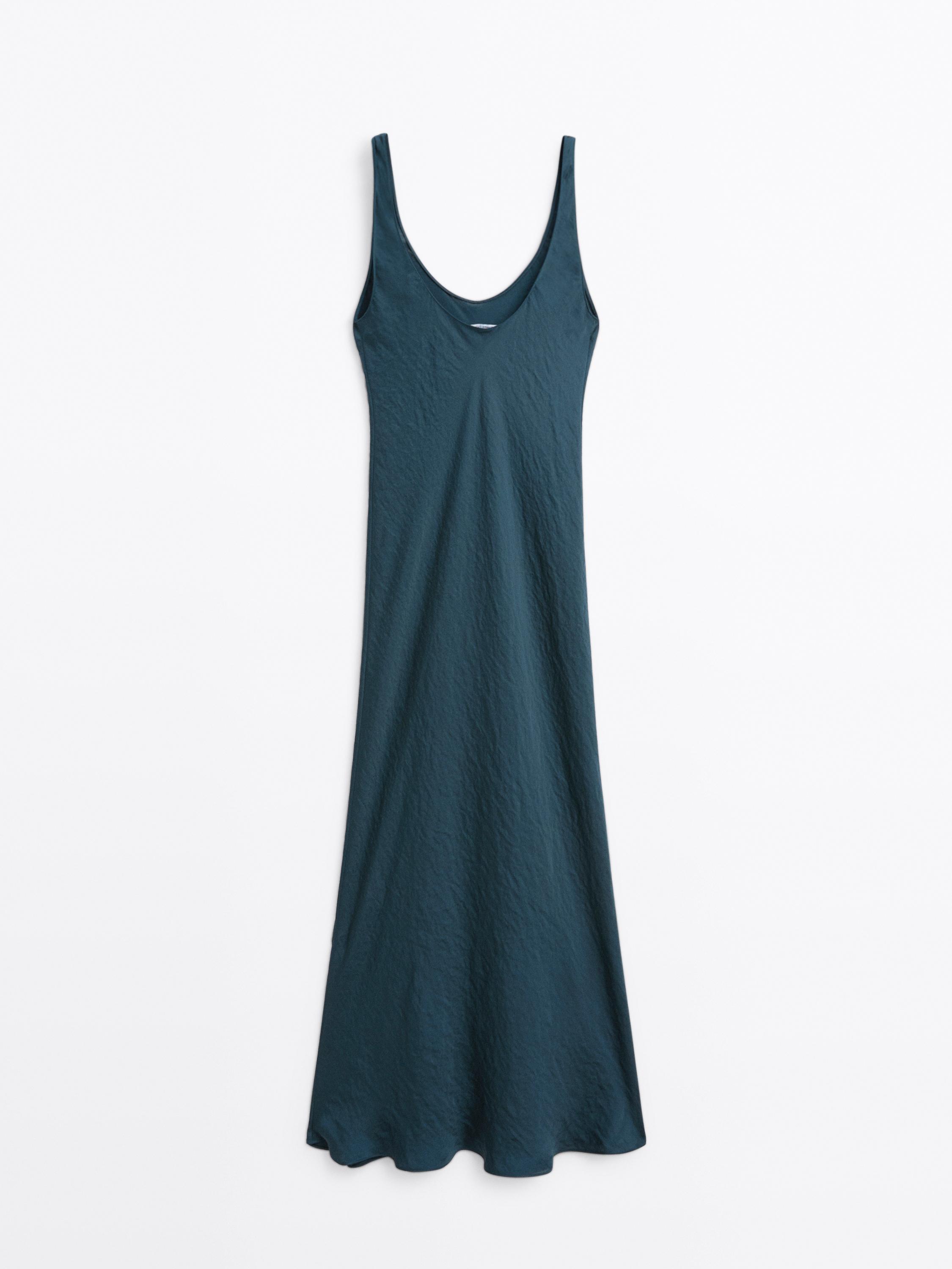 Robe satinée à col rond