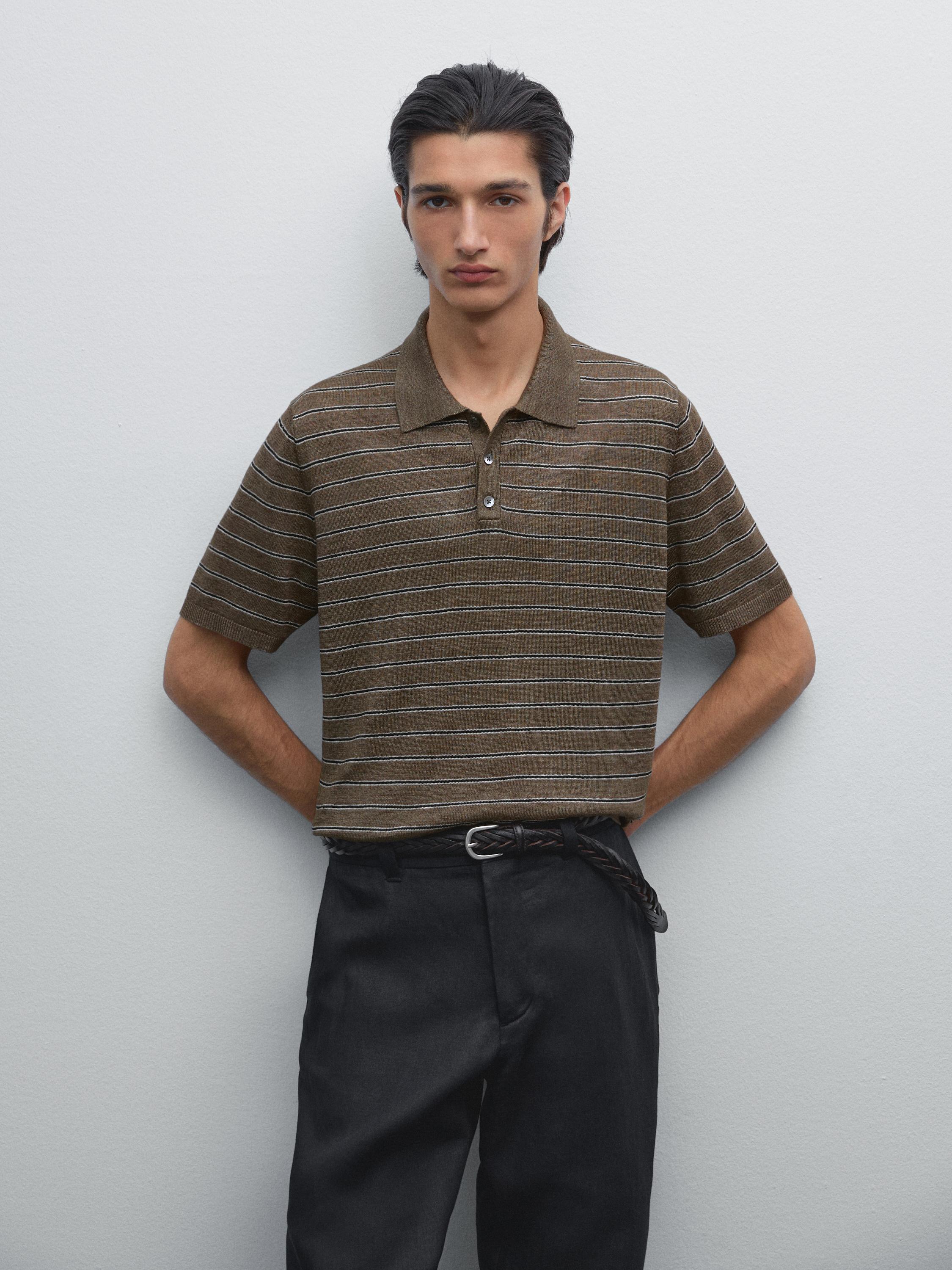 طقم قميص بولو بني مقلم وبنطلون أسود.