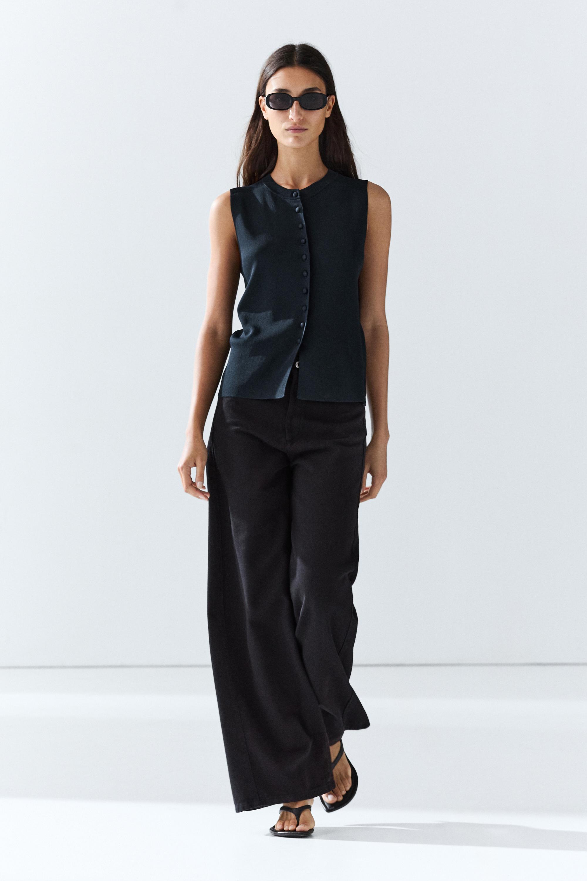 Fine-knit vest with covered buttons