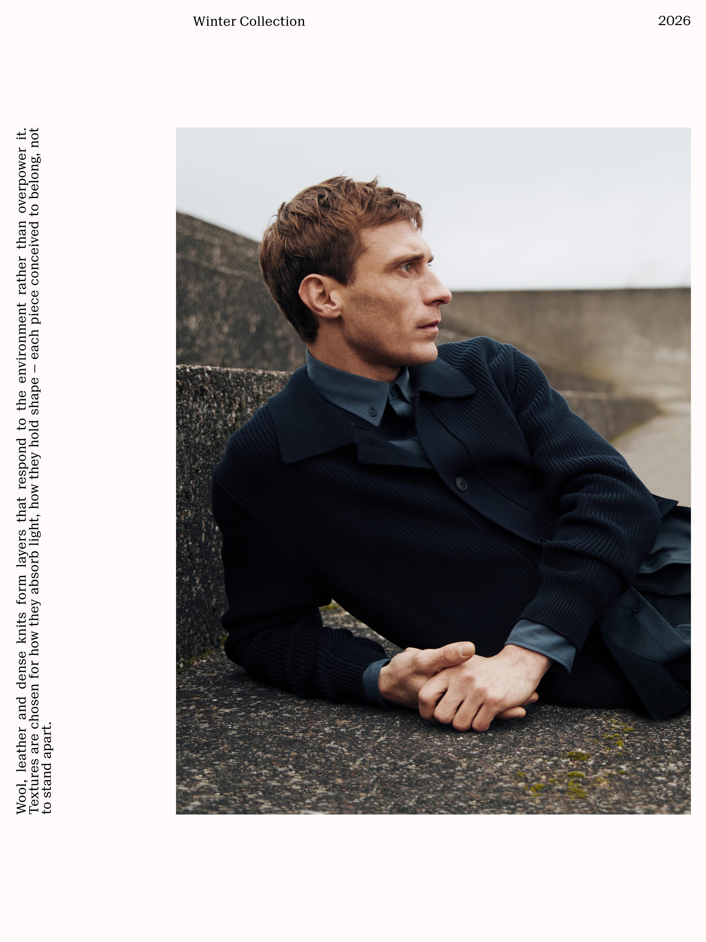 Средний план темно-синего кардигана с карманами и классическим воротником, поверх темно-синей рубашки.