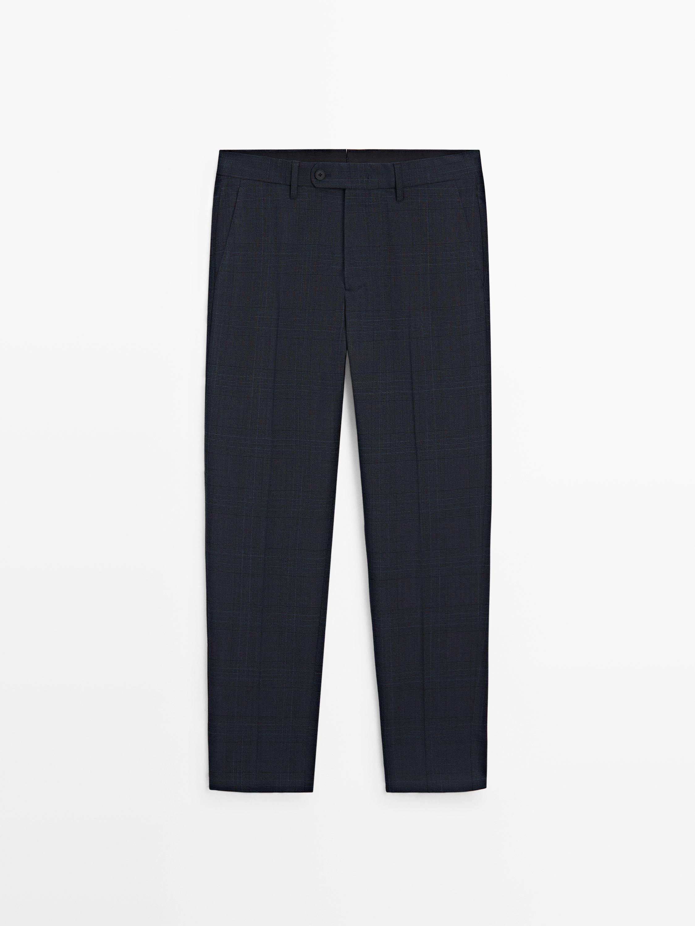 Vue de face d'un pantalon de tailleur bleu marine avec poches latérales et fermeture boutonnée et zippée.