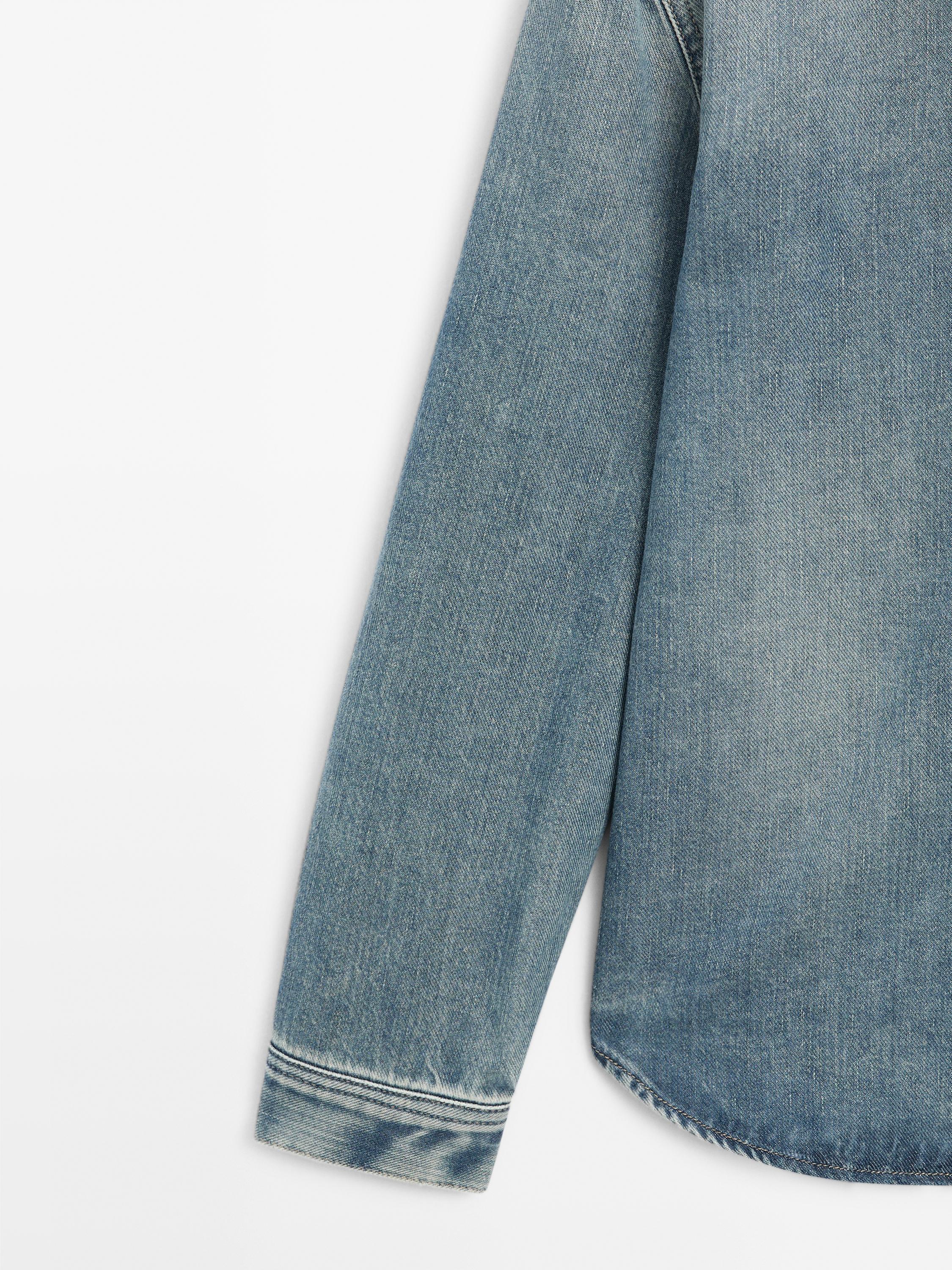 Loose-fitting denim shirt with pockets