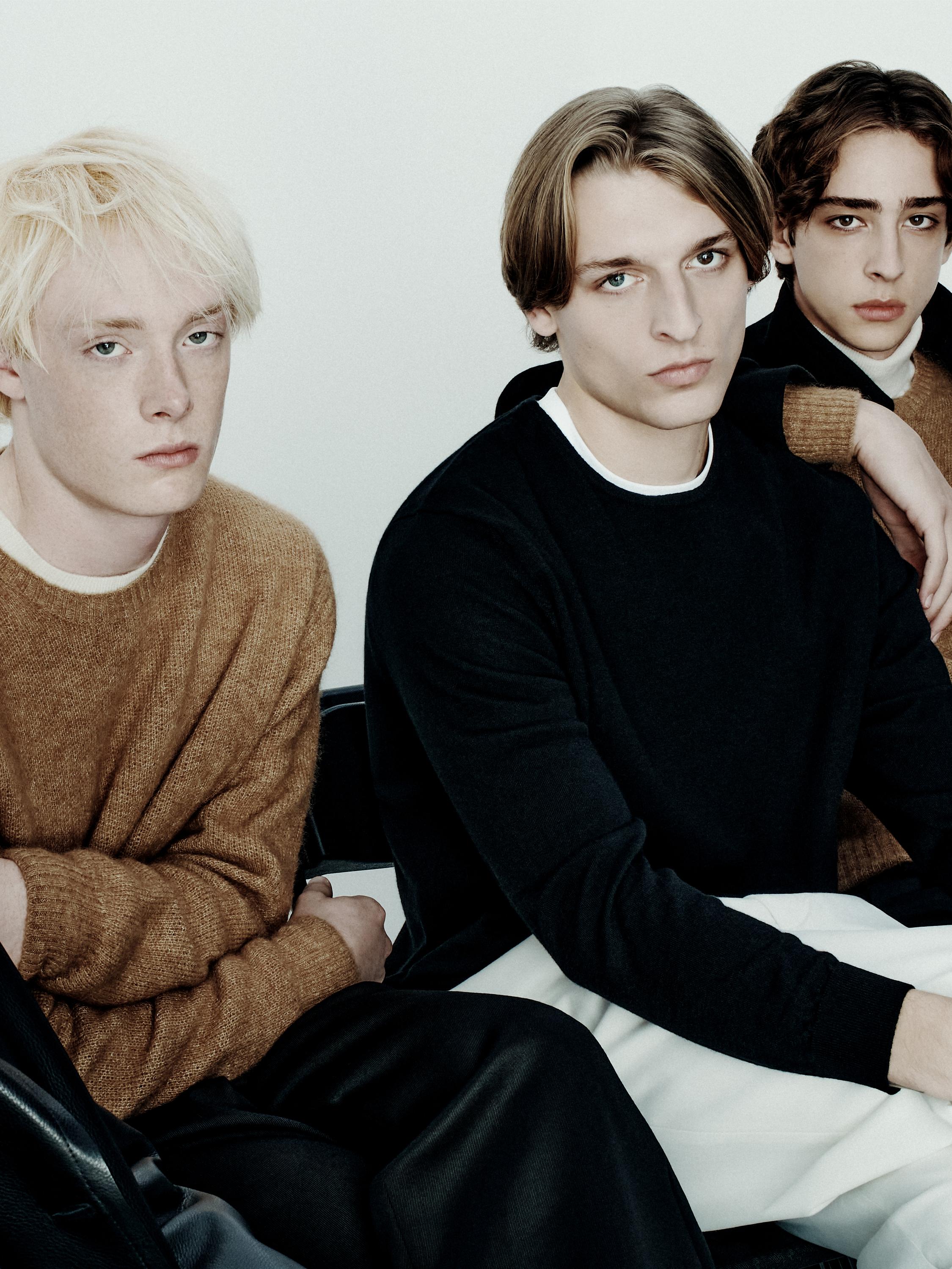 Stickad tröja i 100 % kashmir med rund krage - LIMITED