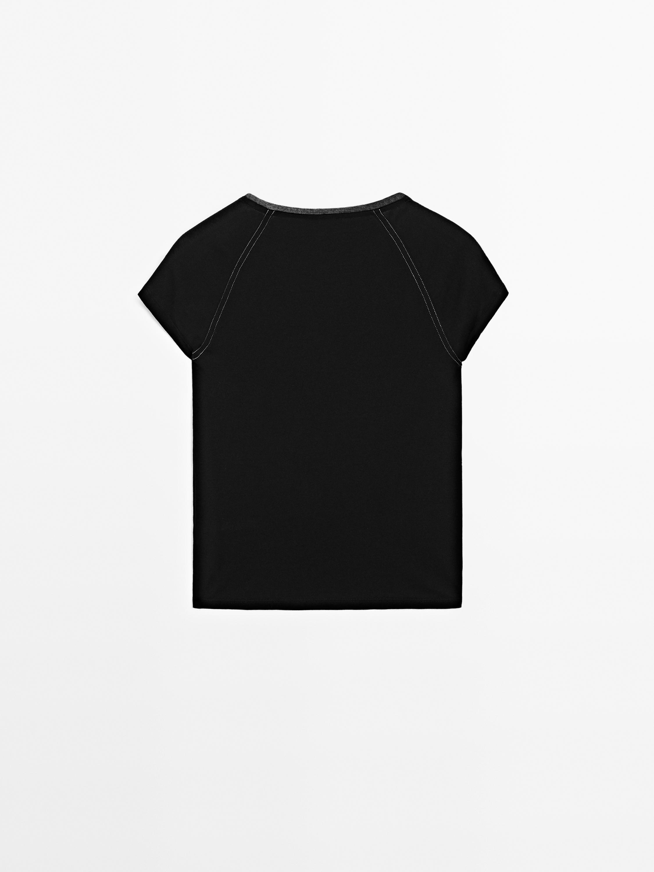 Short sleeve T-shirt with contrast seams