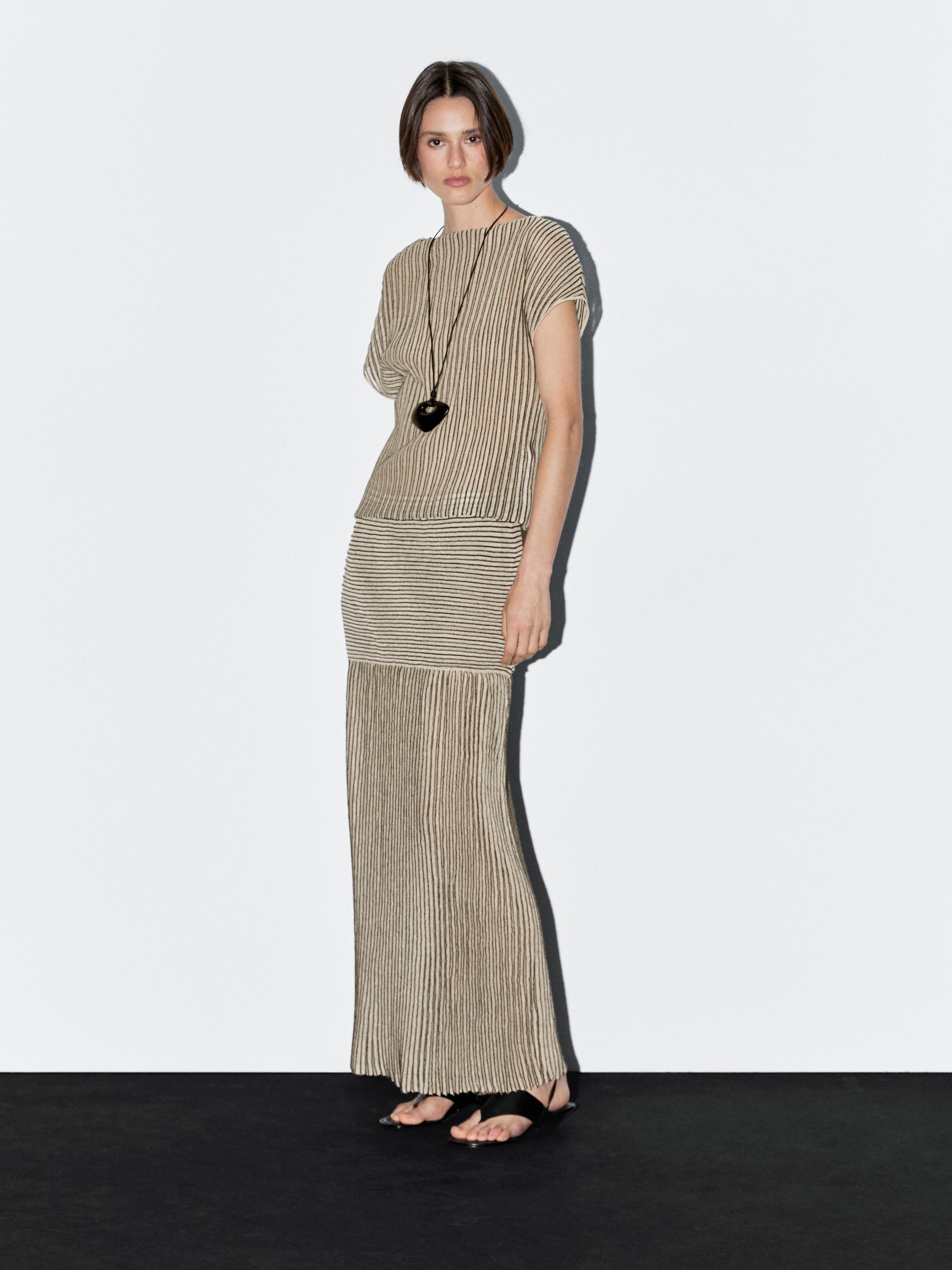 Long pleated skirt with flecked detail