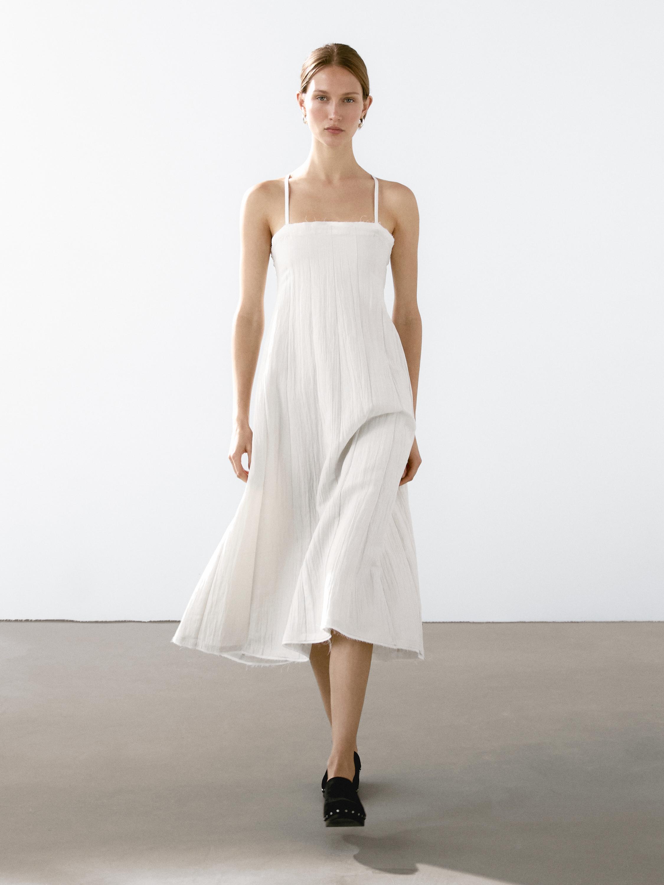 طقم فستان أبيض ميدي بحمالات رفيعة وتنورة واسعة