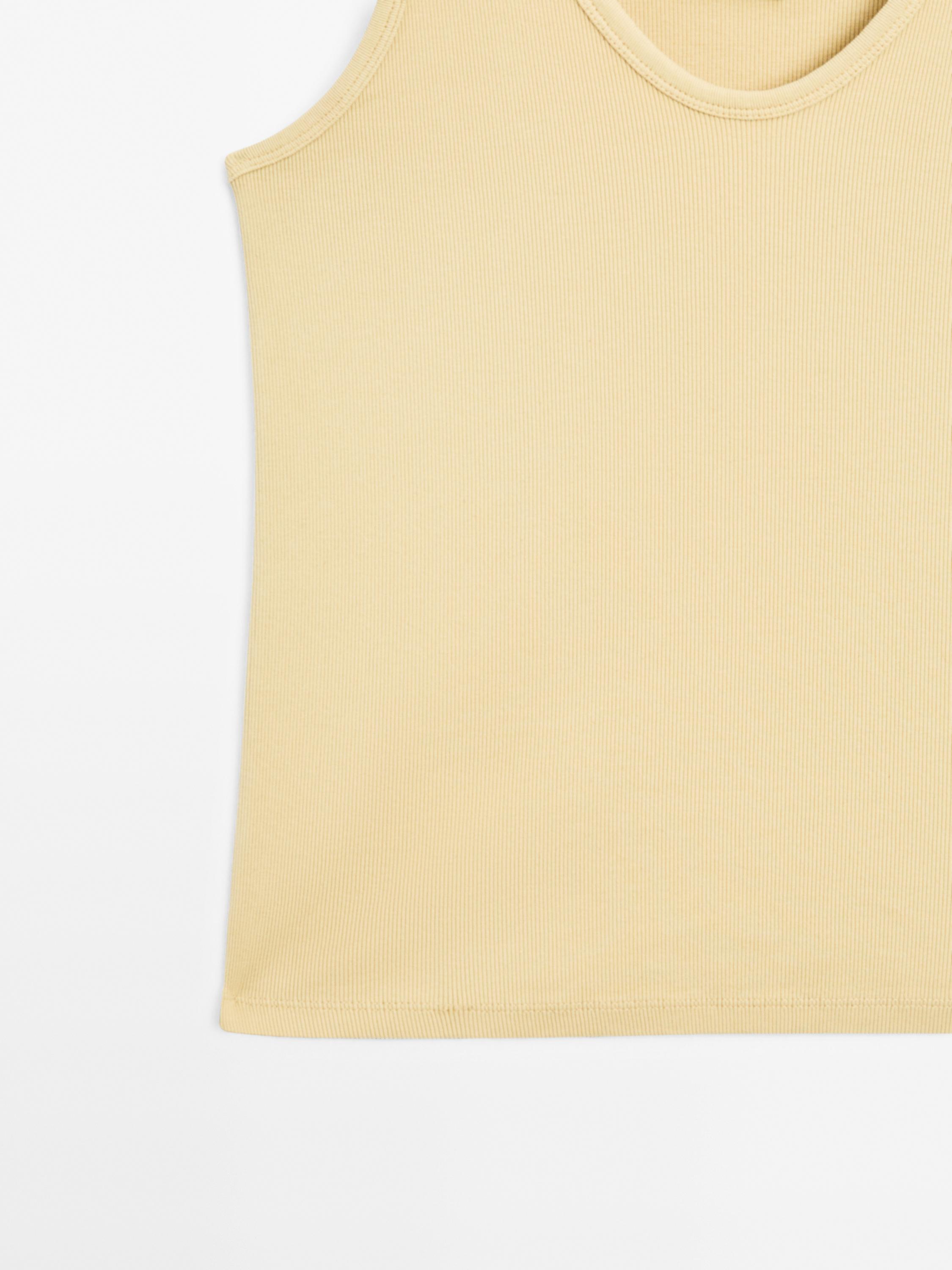 Ribbed top with neckline
