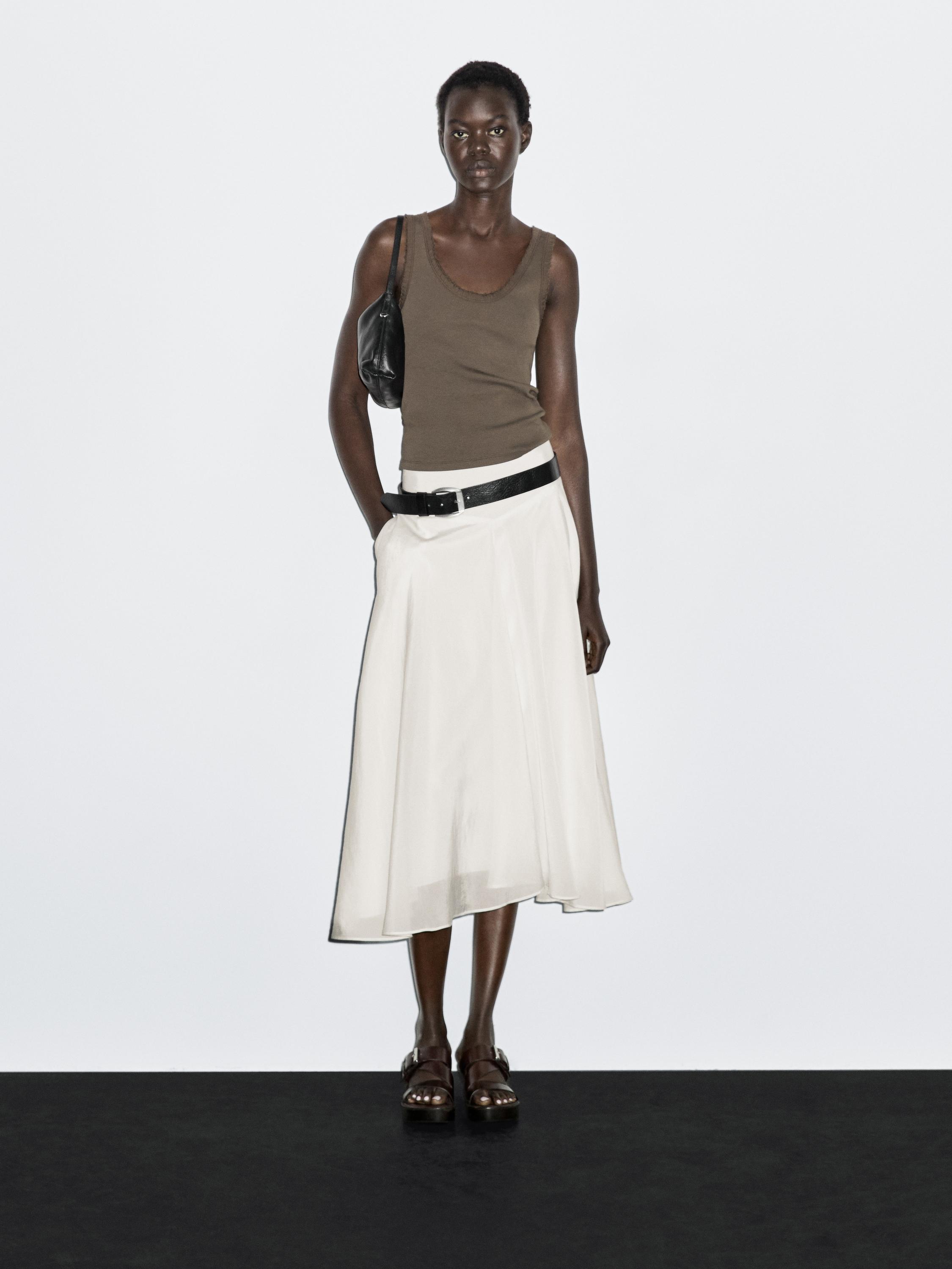 Polodlouhá sukně se sedlem a rozšířením