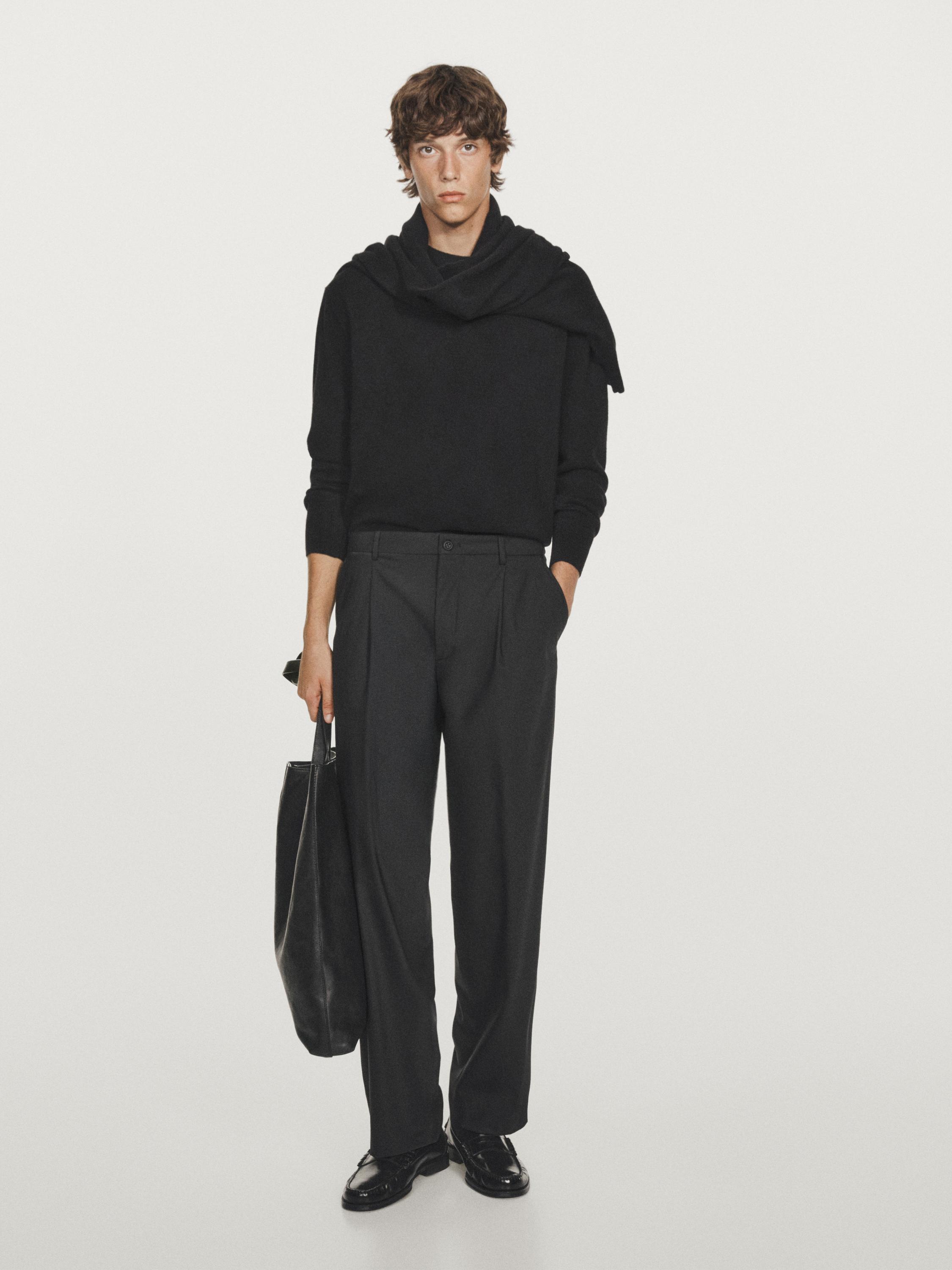 Cashmere knit sweater with a crew neck