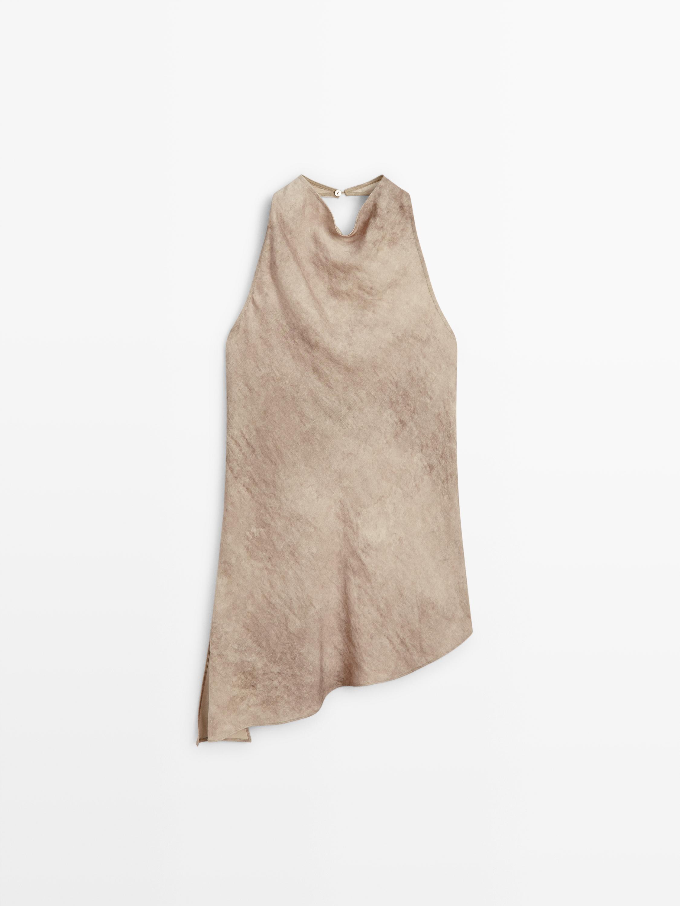 Vista frontal de top sin mangas color piedra con cuello halter y cierre de botón en la parte posterior.