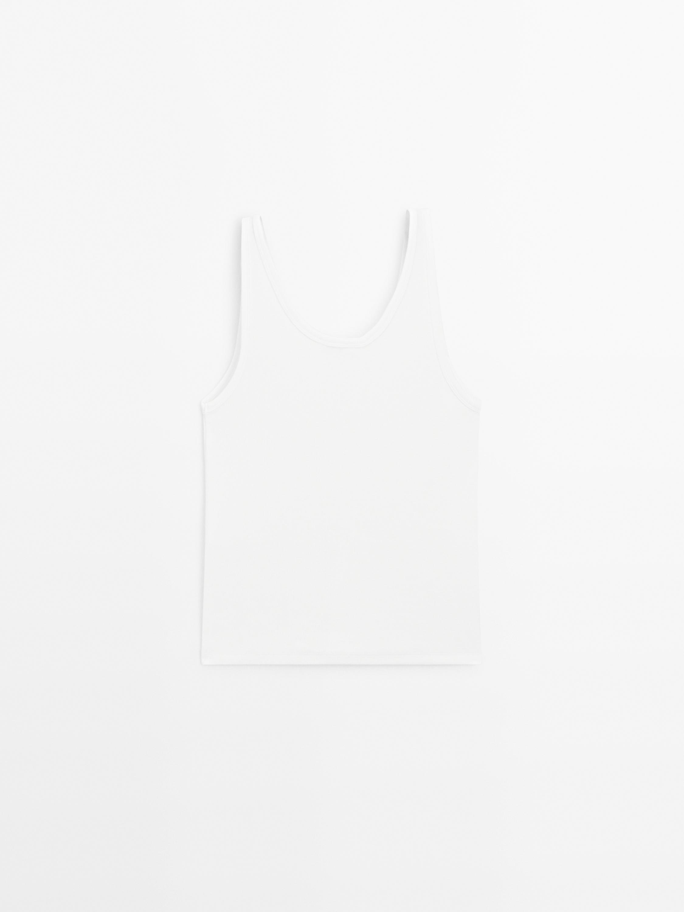 Ribbed top with neckline