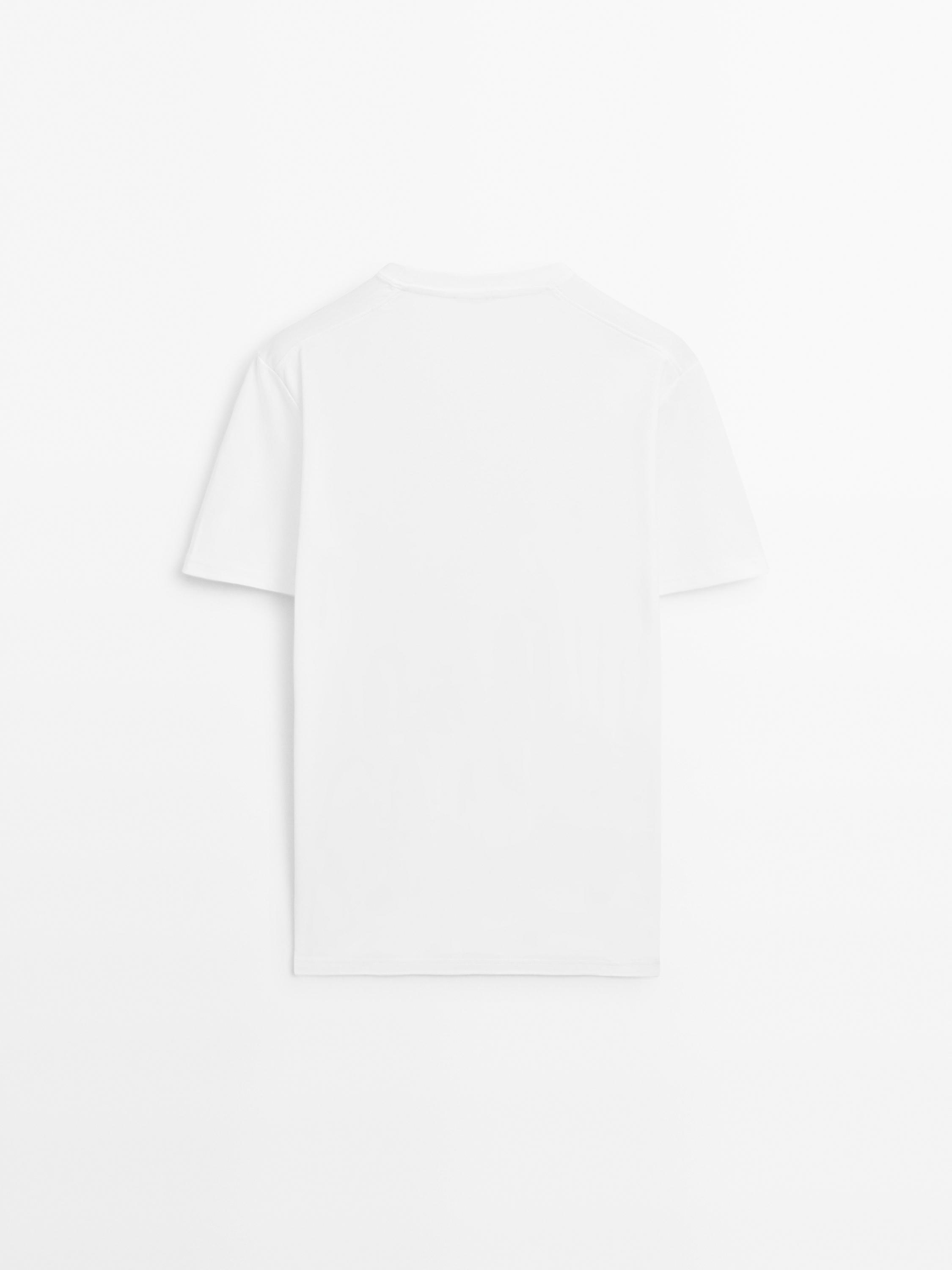 Vue arrière d'un t-shirt blanc à manches courtes.