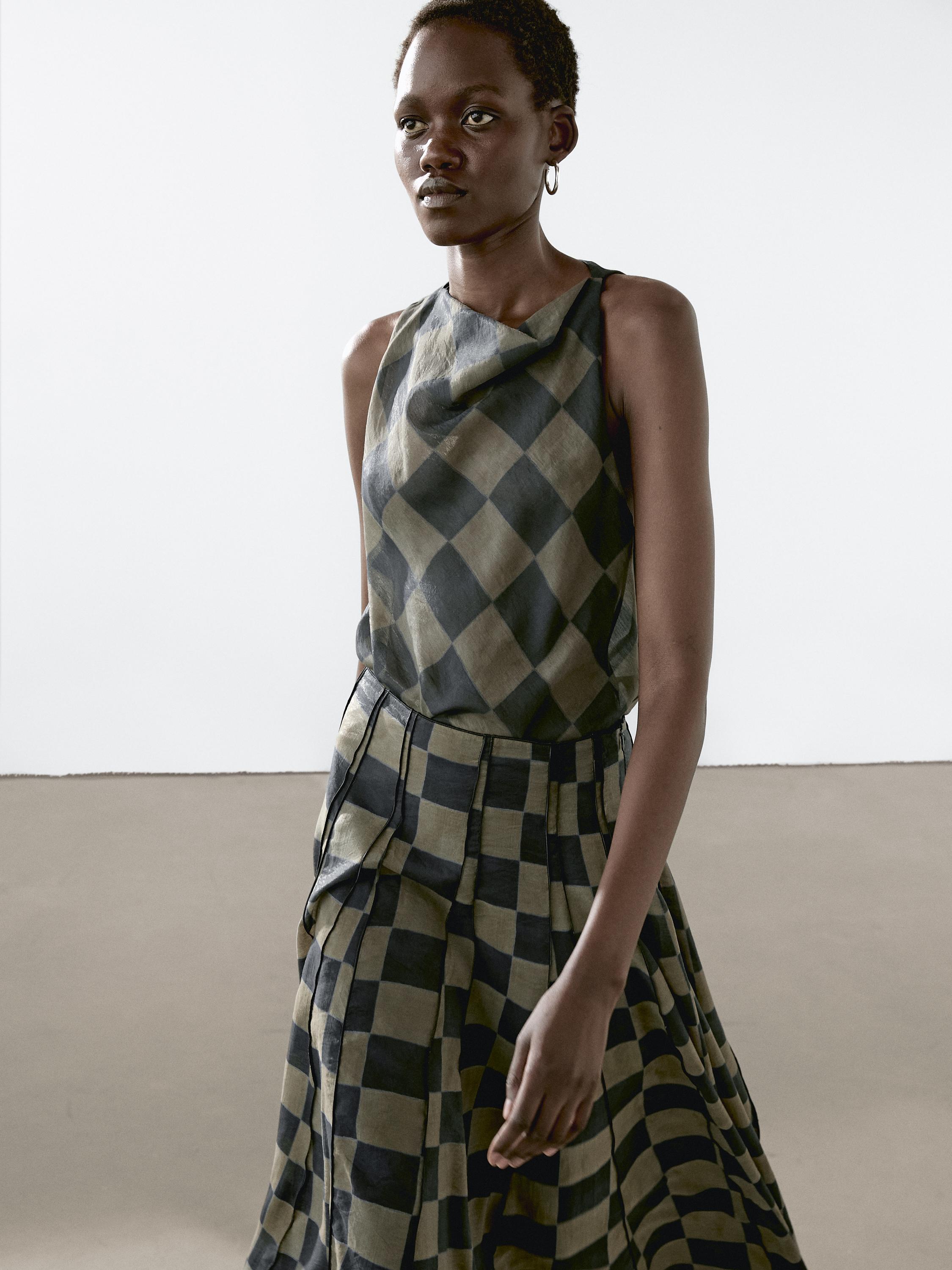 توب هالتر ملتف بمربعات