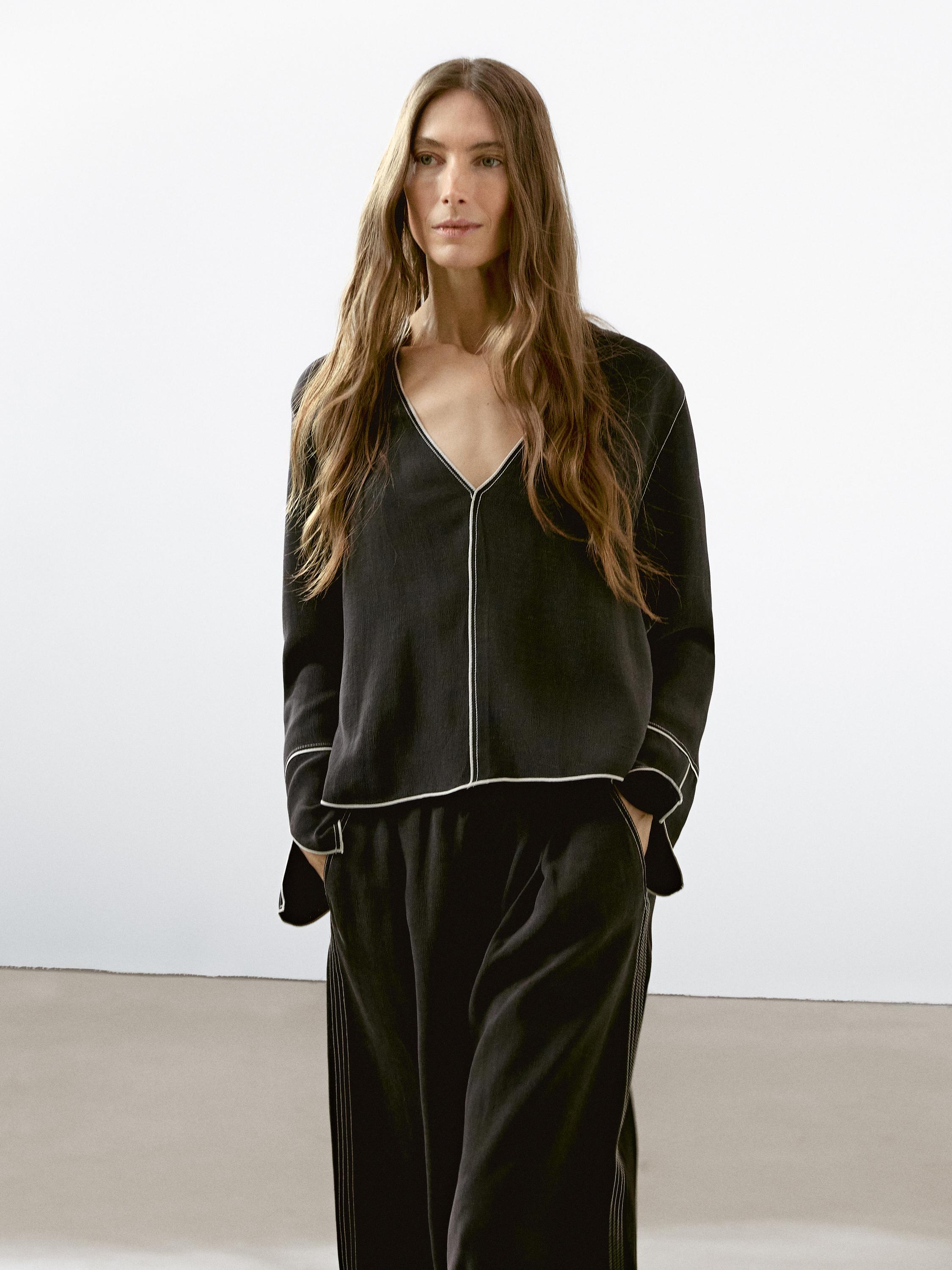 Flowing trousers with contrast topstitching