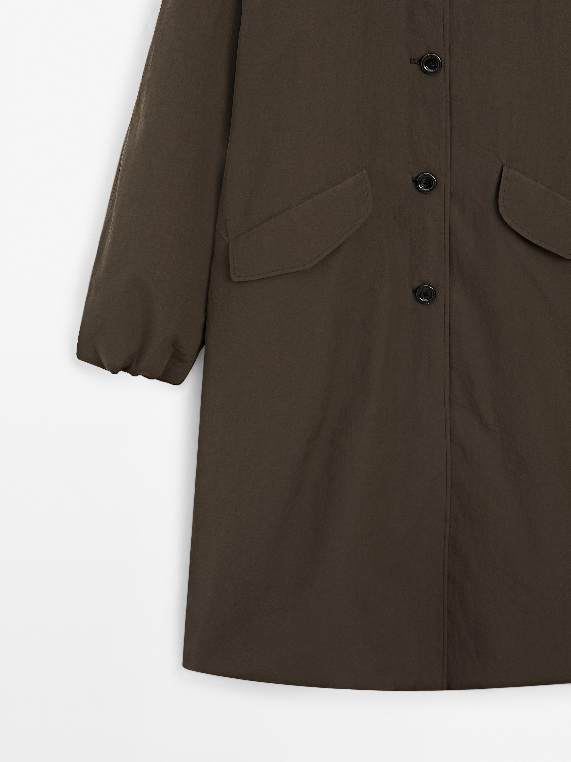 Trenčkot z funkčnej látky s detailom gombíkmi