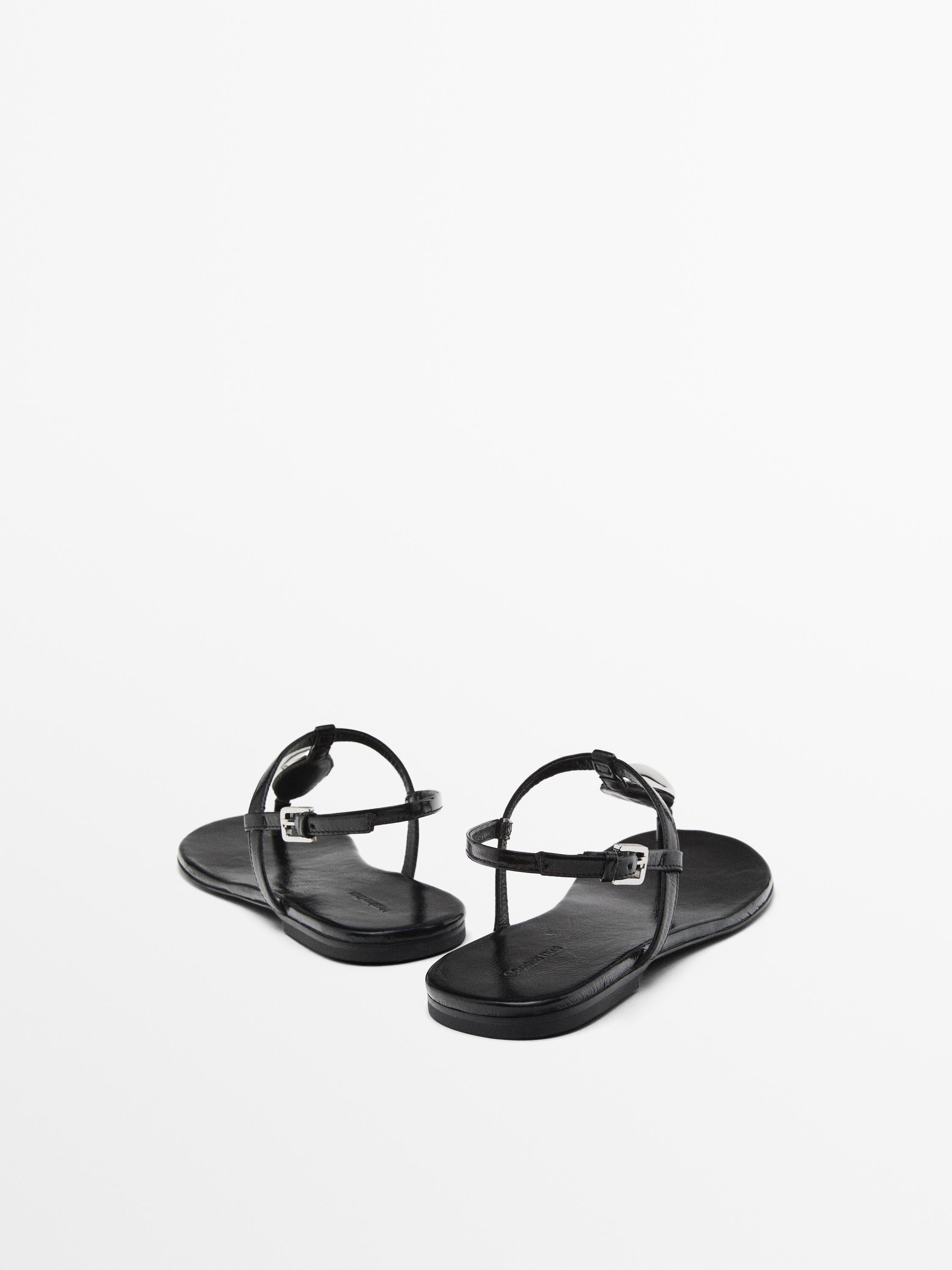Ledersandalen mit Steinapplikationen