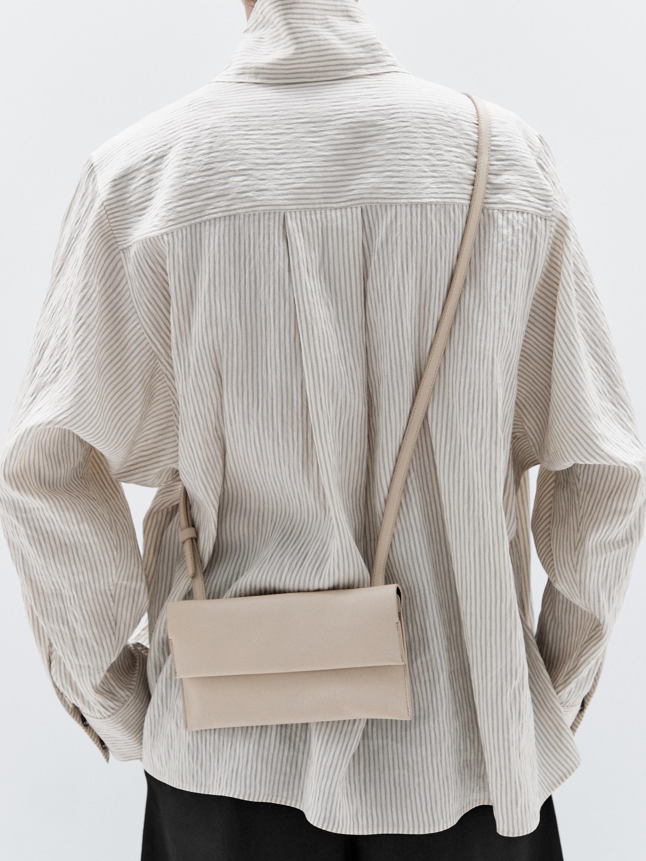 Mala pequena de tipo tiracolo em pele napa