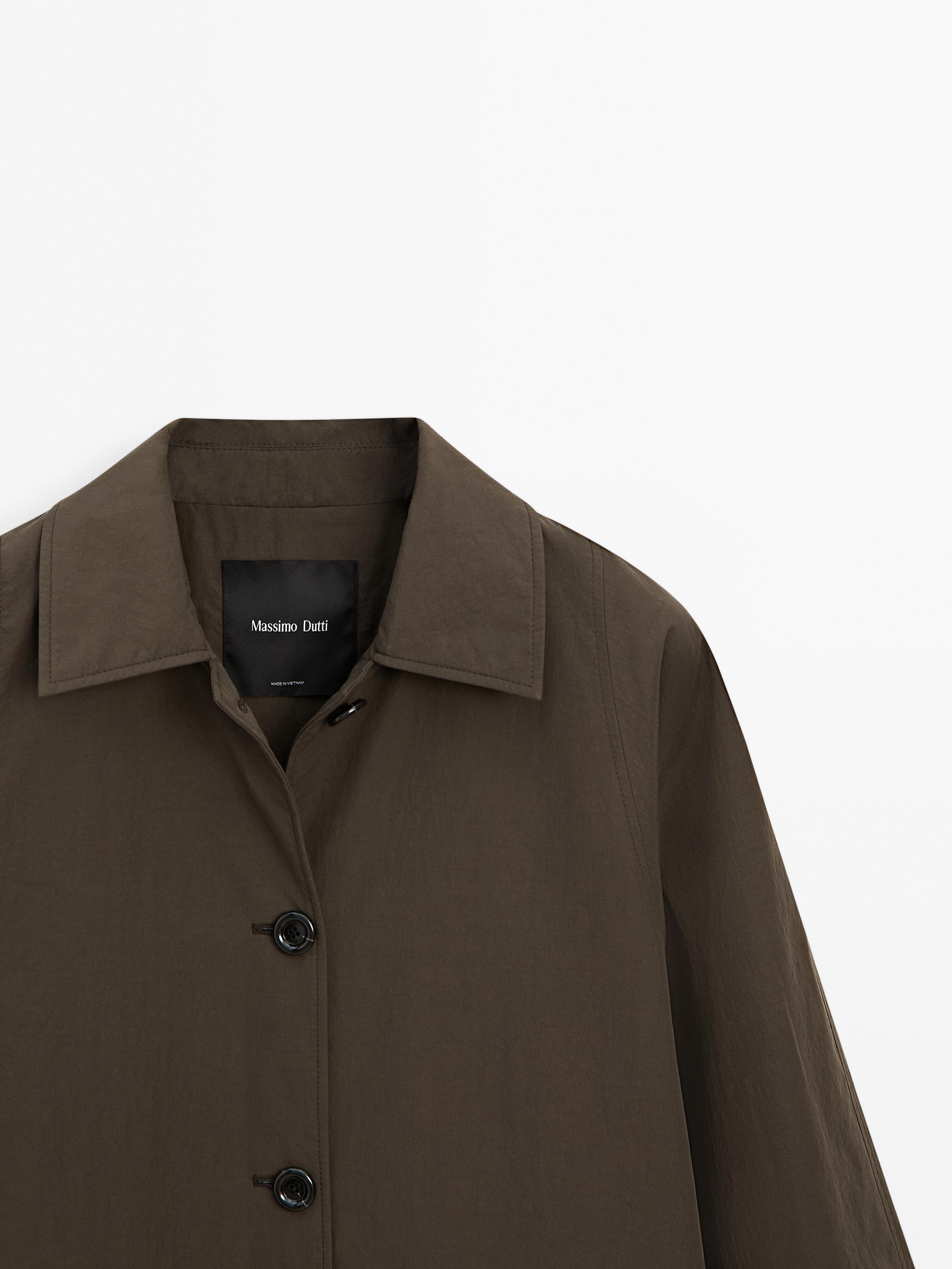 Trenčkot z funkčnej látky s detailom gombíkmi