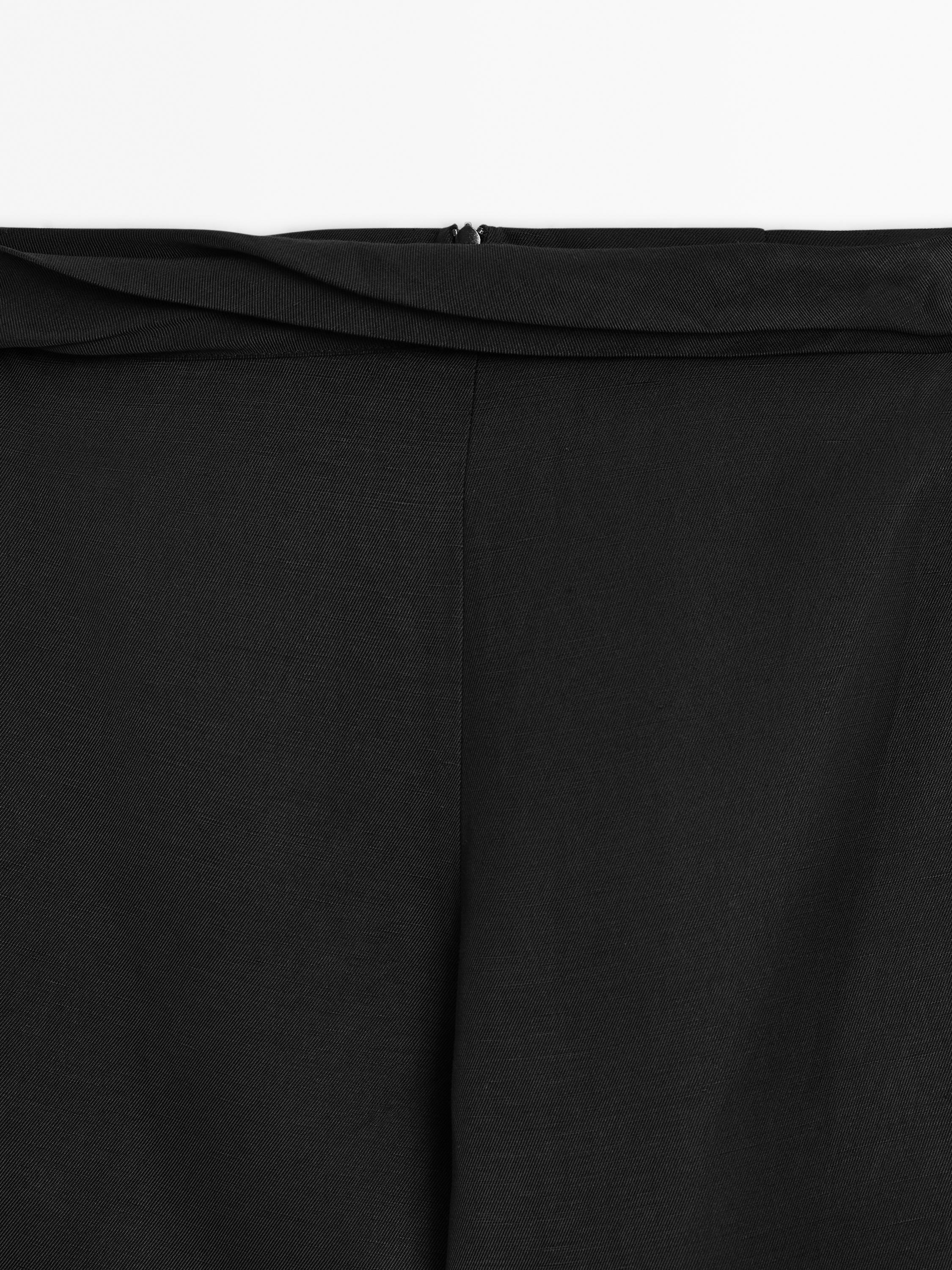 Calças straight fit com pormenor na cintura