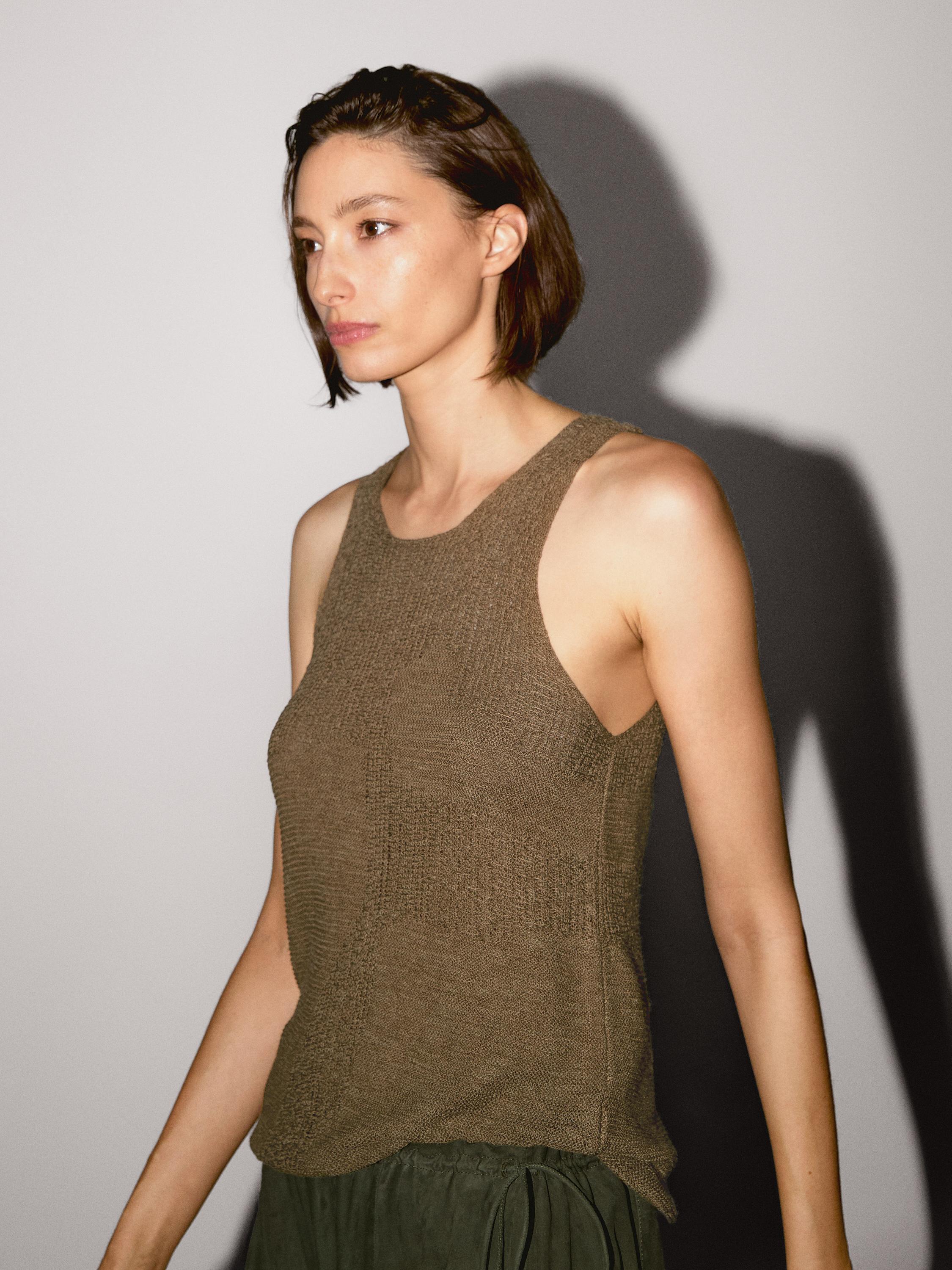 Top din tricot cu ochiuri largi și guler halter