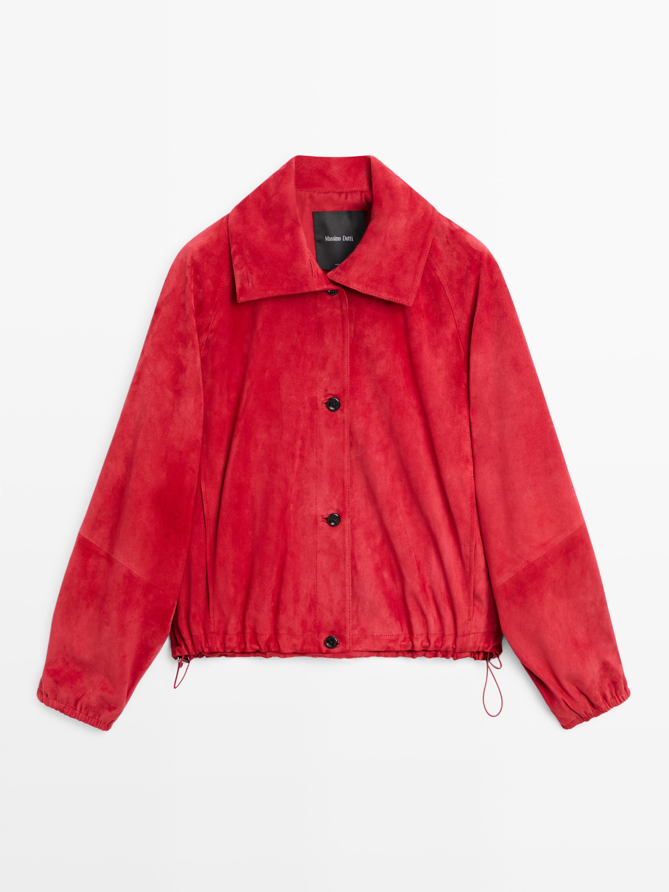 Вид спереди на красную куртку-бомбер с классическим воротником, застежкой на черные пуговицы и эластичной регулировкой по низу.