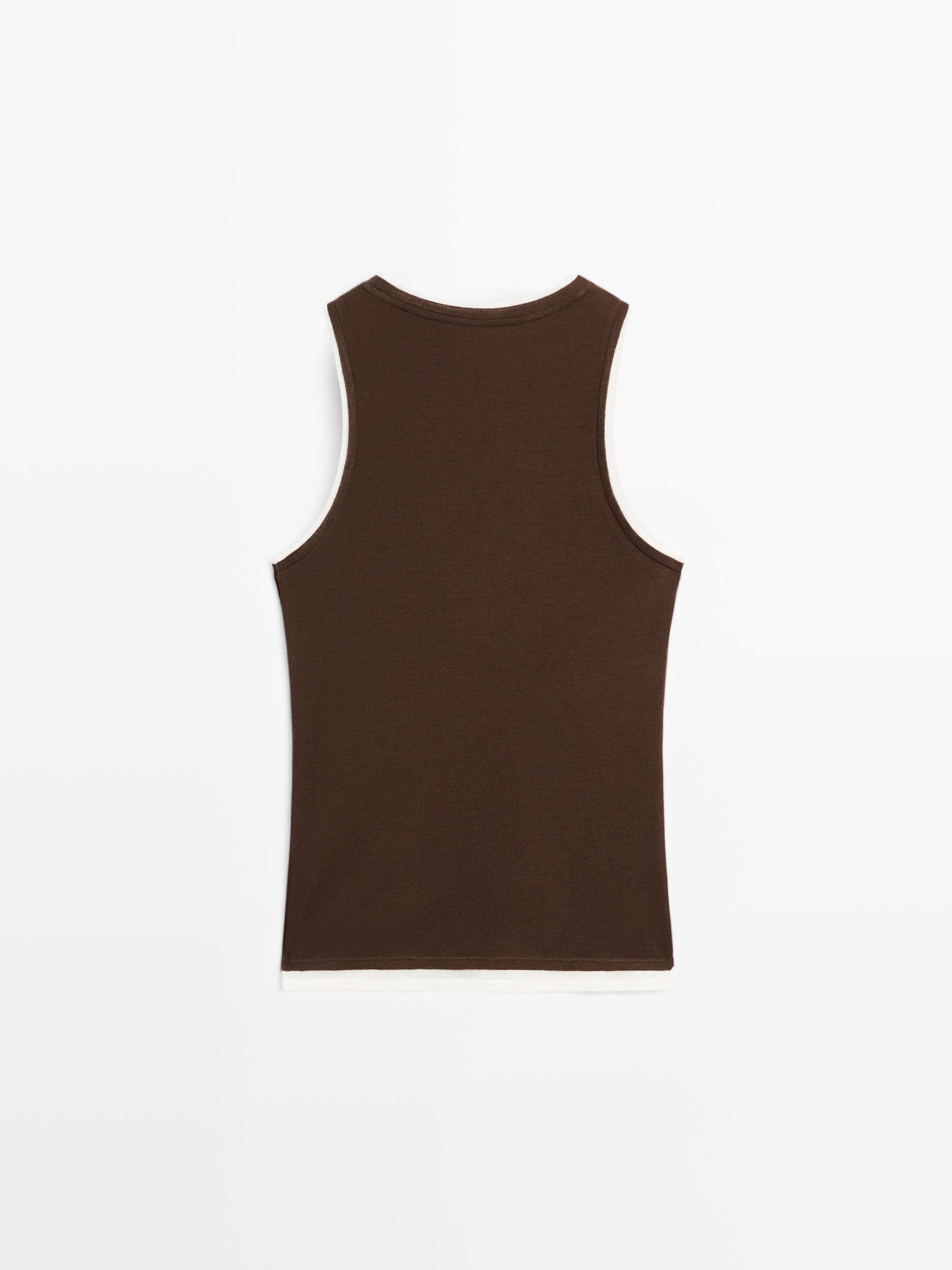 Sleeveless T-shirt with double trim