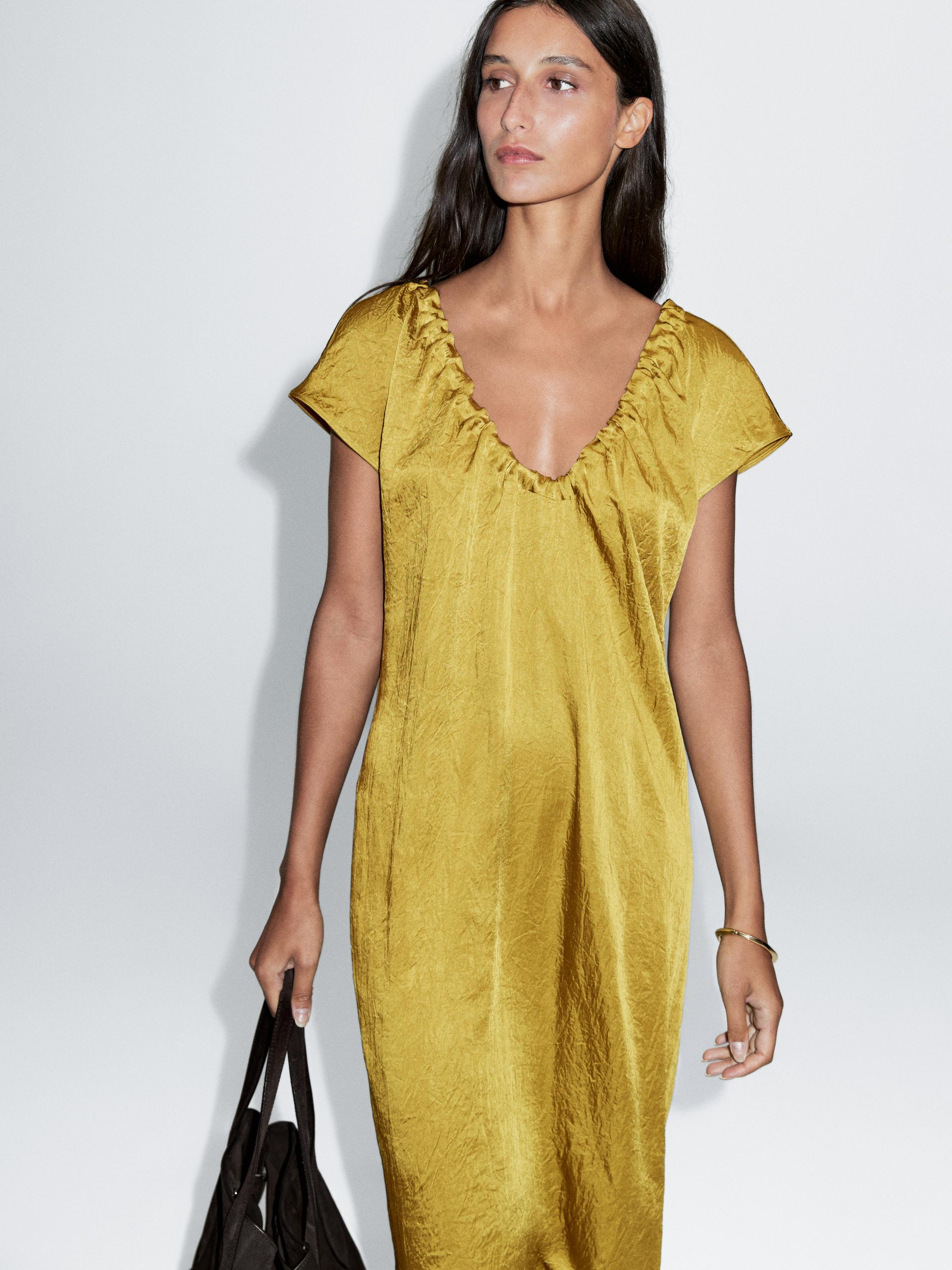 Vestido midi satinado detalle frunce